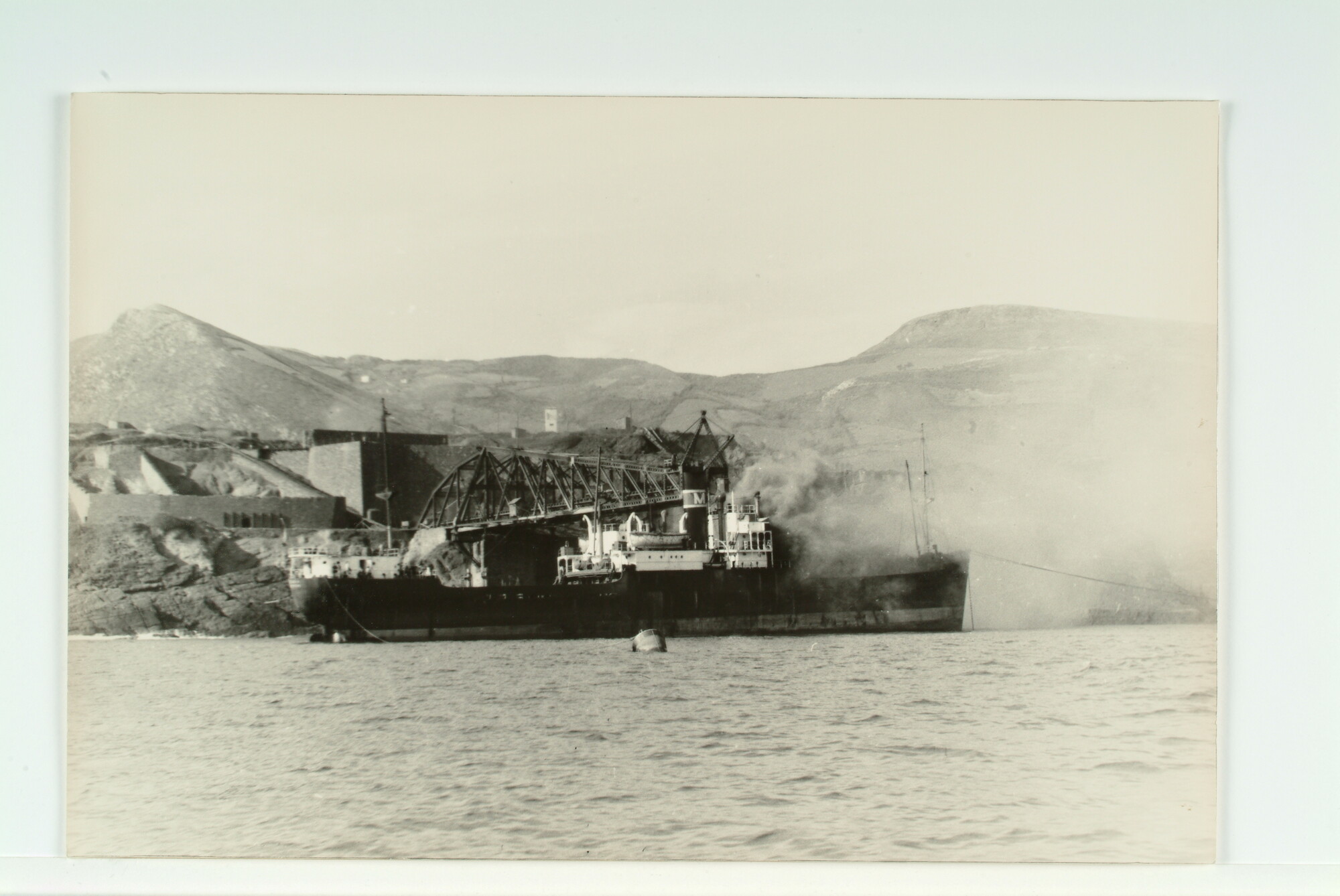 S.6483(3225); Foto's van het laden van het vrachtschip ss. Hispania van Wm.H. Müller & Co; fotoreportage