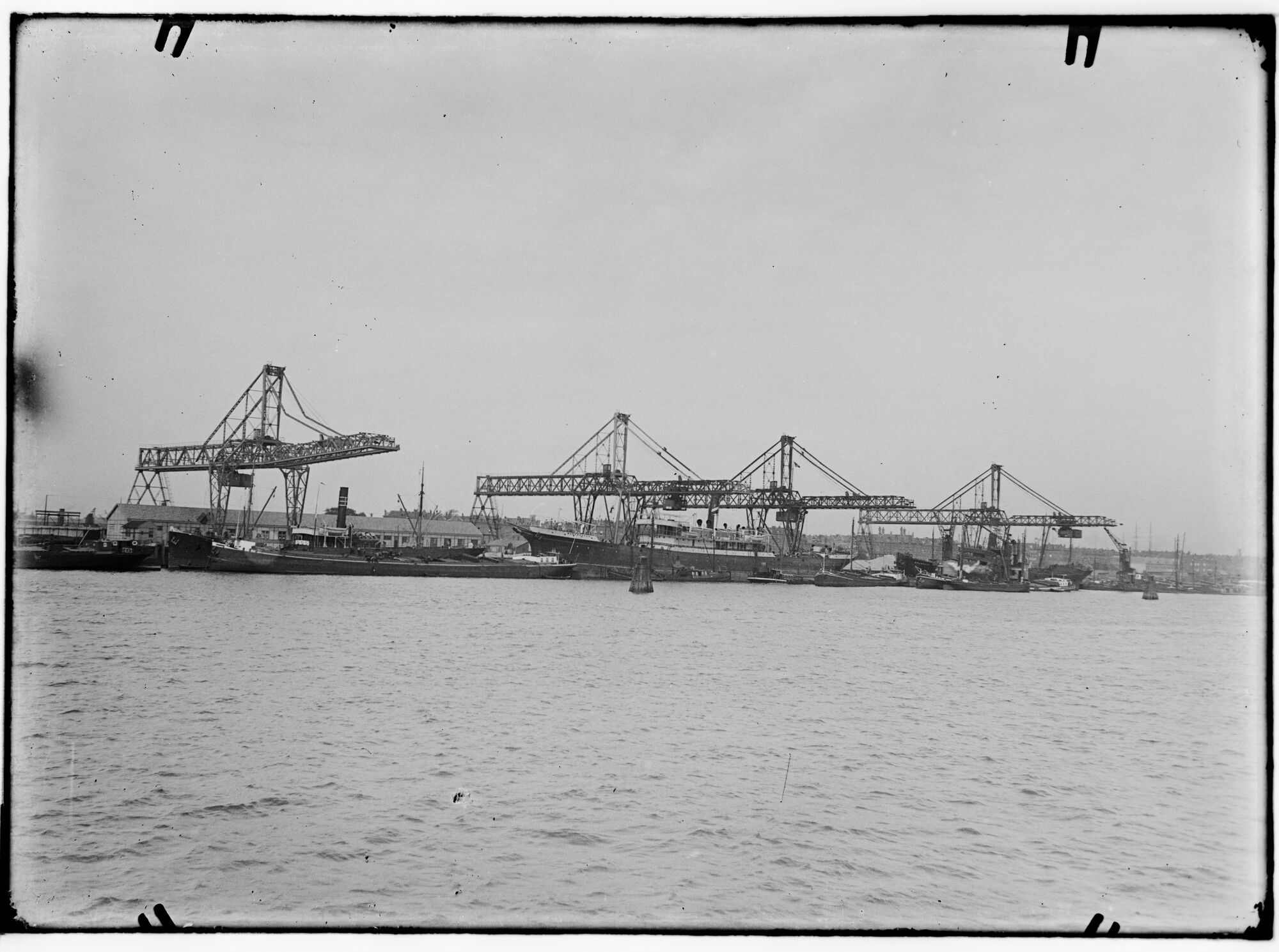2018.0991; Glasnegatief van het vrachtschip Beekbergen (Nederlands, 1911); glasnegatief