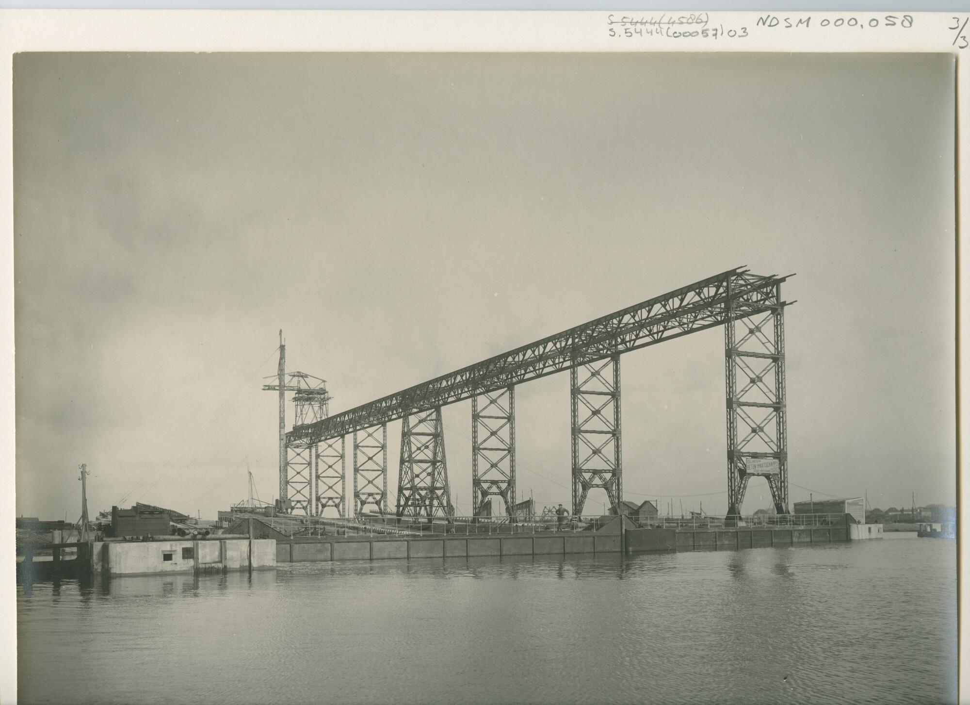 S.5444(00057)03; Foto van de nieuwbouw van de werf van de Nederlandsche Scheepsbouw Maatschappij; foto