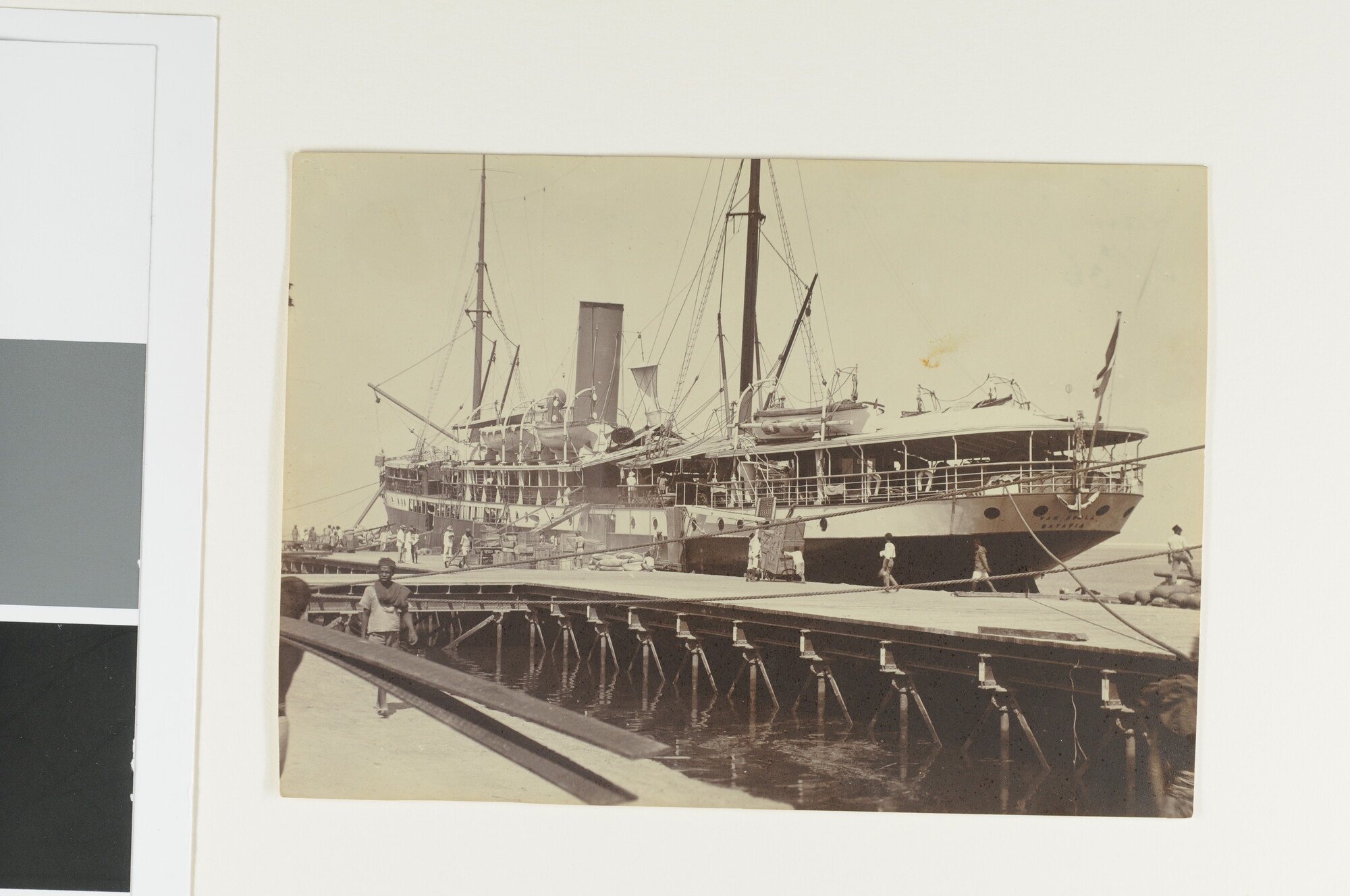 S.4426(039); Het ss. 'Van Swoll' ligt aan de steiger van Makassar; foto