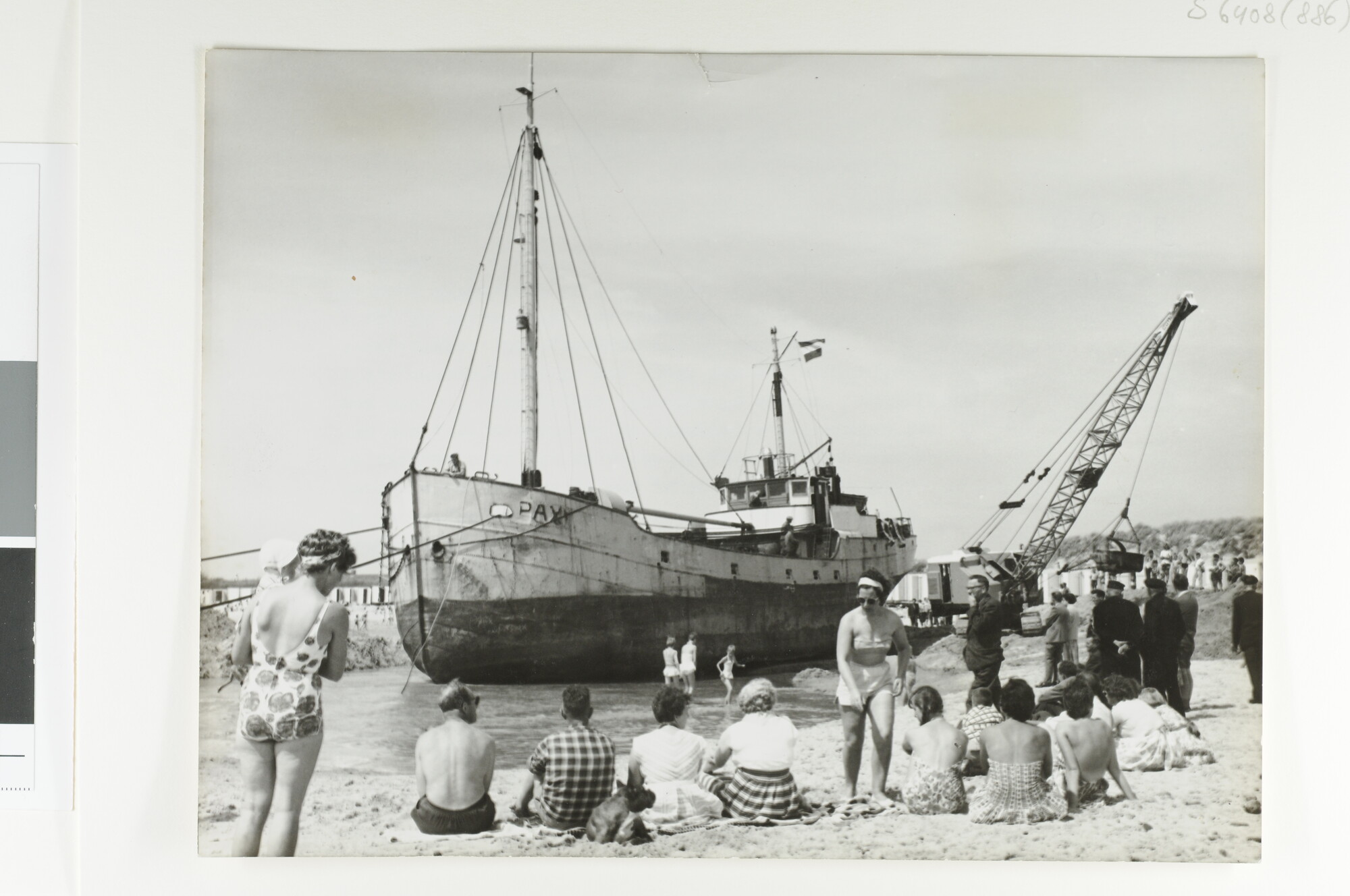 S.6408(0886); Belangstelling voor de bergingspogingen voor de gestrande coaster ms. Pax [...]; foto