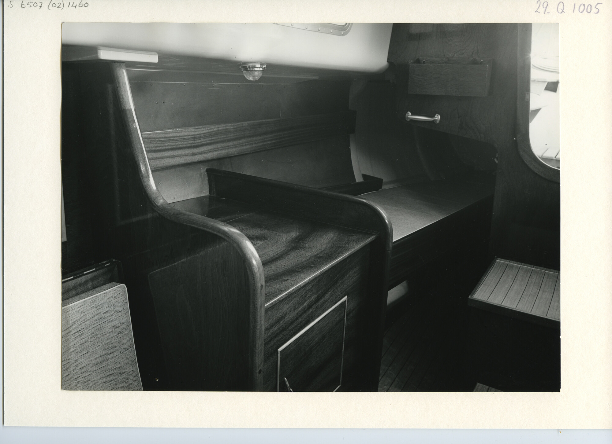 S.6507(02)1460.04; Zwart-wit foto van het interieur van een gewapend polyester kajuitzeiljacht type 'Excalibur', lengte circa 10 meter, ontwerp en bouw E.G. van de Stadt, Zaandam; foto