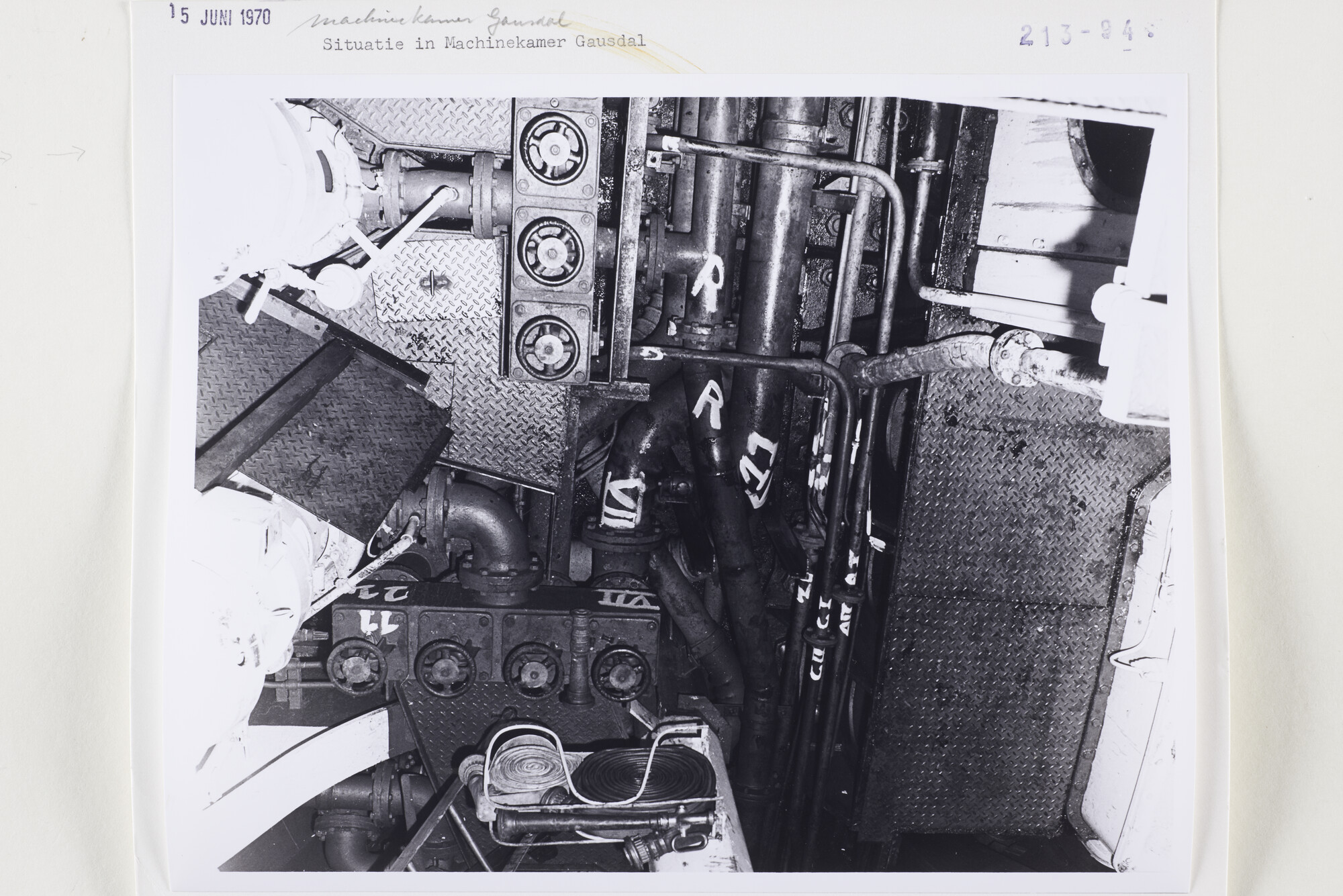 S.5444(5132)1; Situatiefoto van de toestand in de motorkamer van de Gausdal; foto