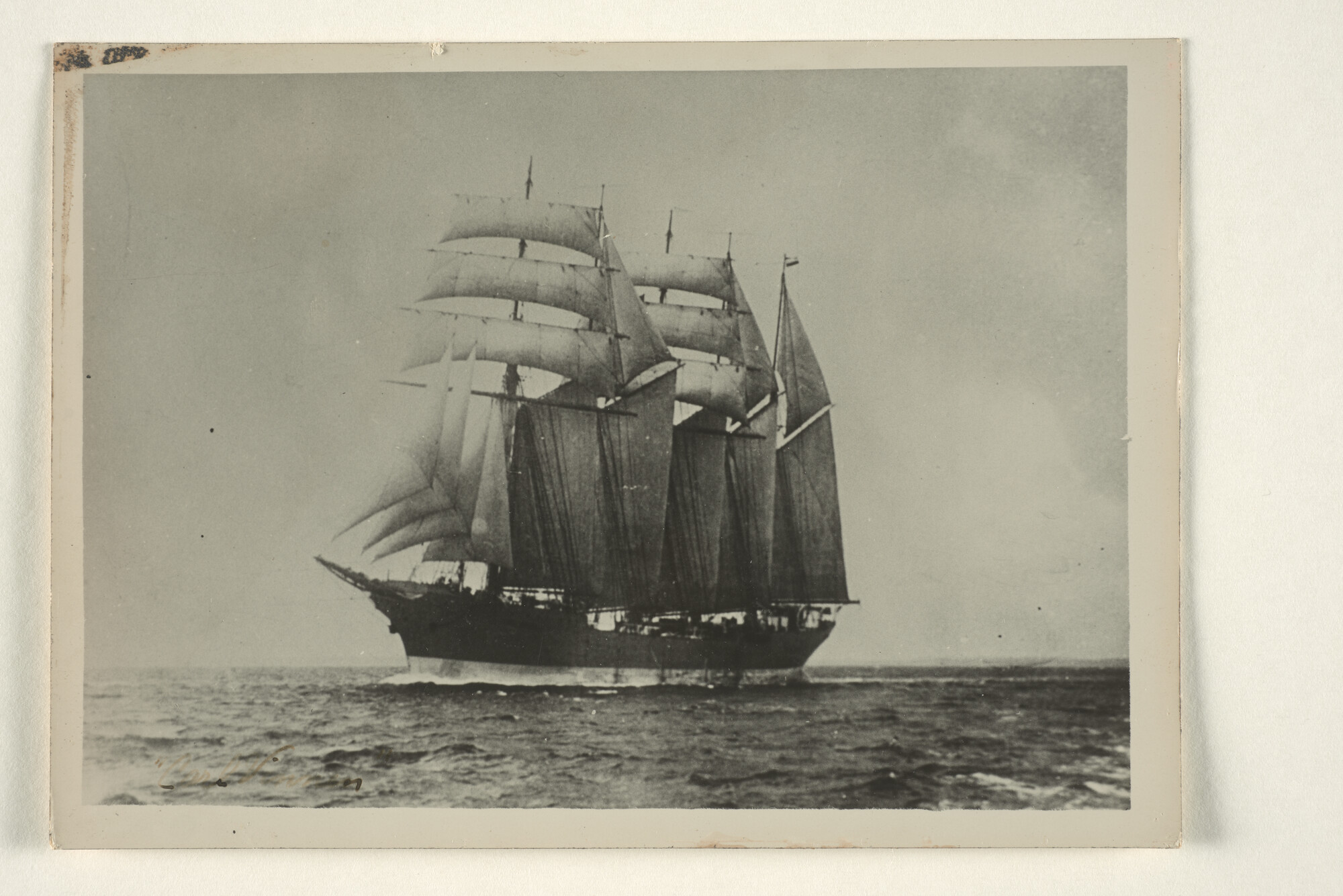 1997.1825; Foto van de Duitse 5-mast bark 'Carl Vinnen' van F.A. Vinnen & Co. op volle zee; foto