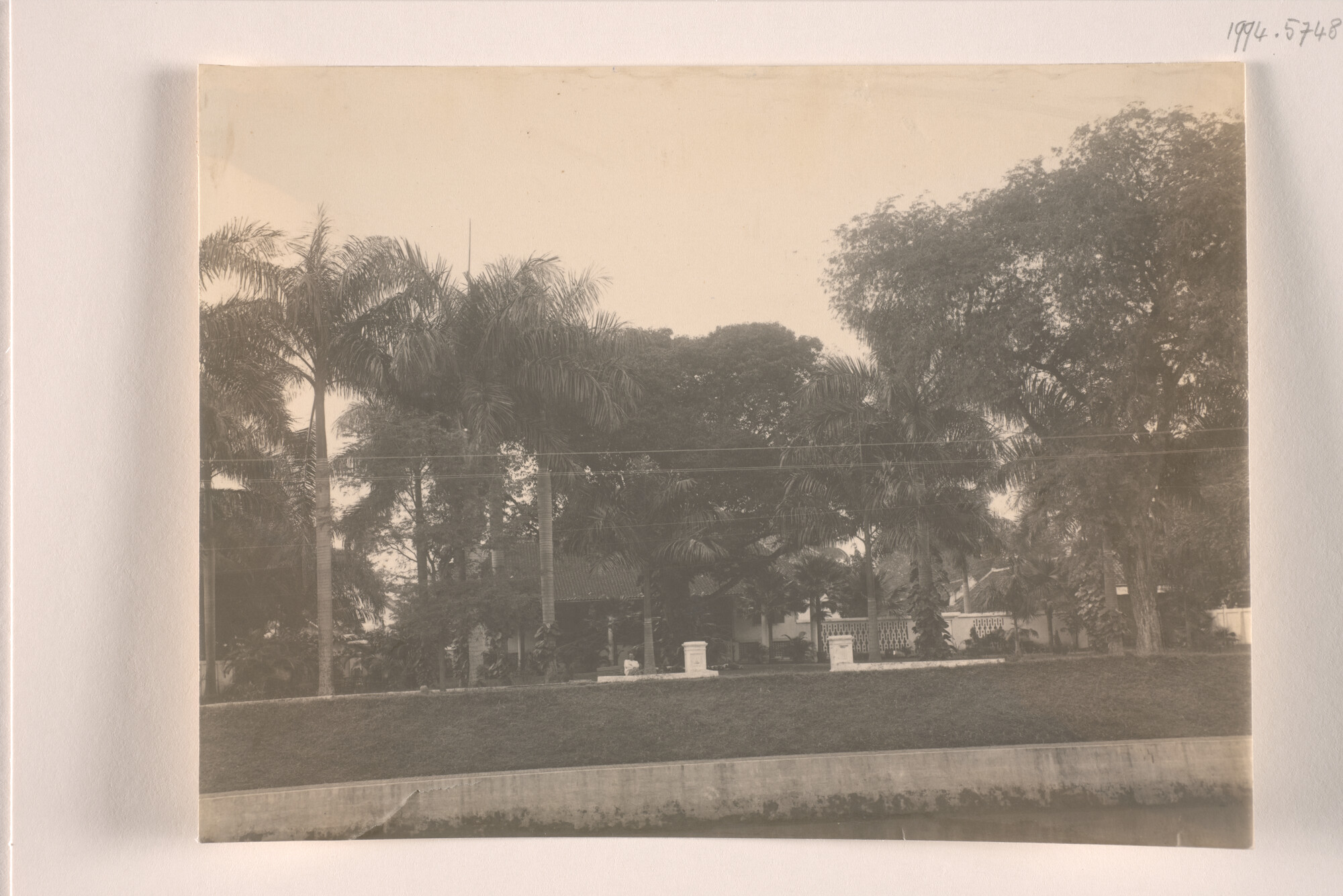 1994.5748; Fotos van de omgeving en interieurfotos van het Paketvaarthuis in Batavia; fotoreportage