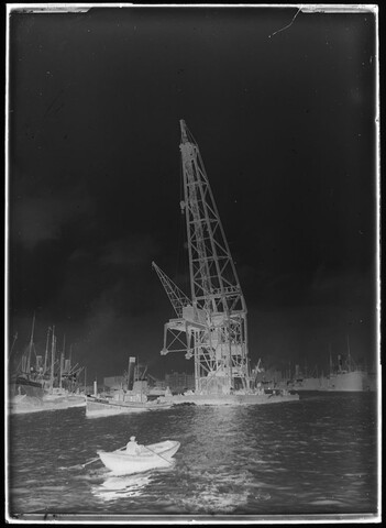 2018.1263; Glasnegatief van sleepboot Engineering (Nederlands, 1909) met drijvende kraan; glasnegatief