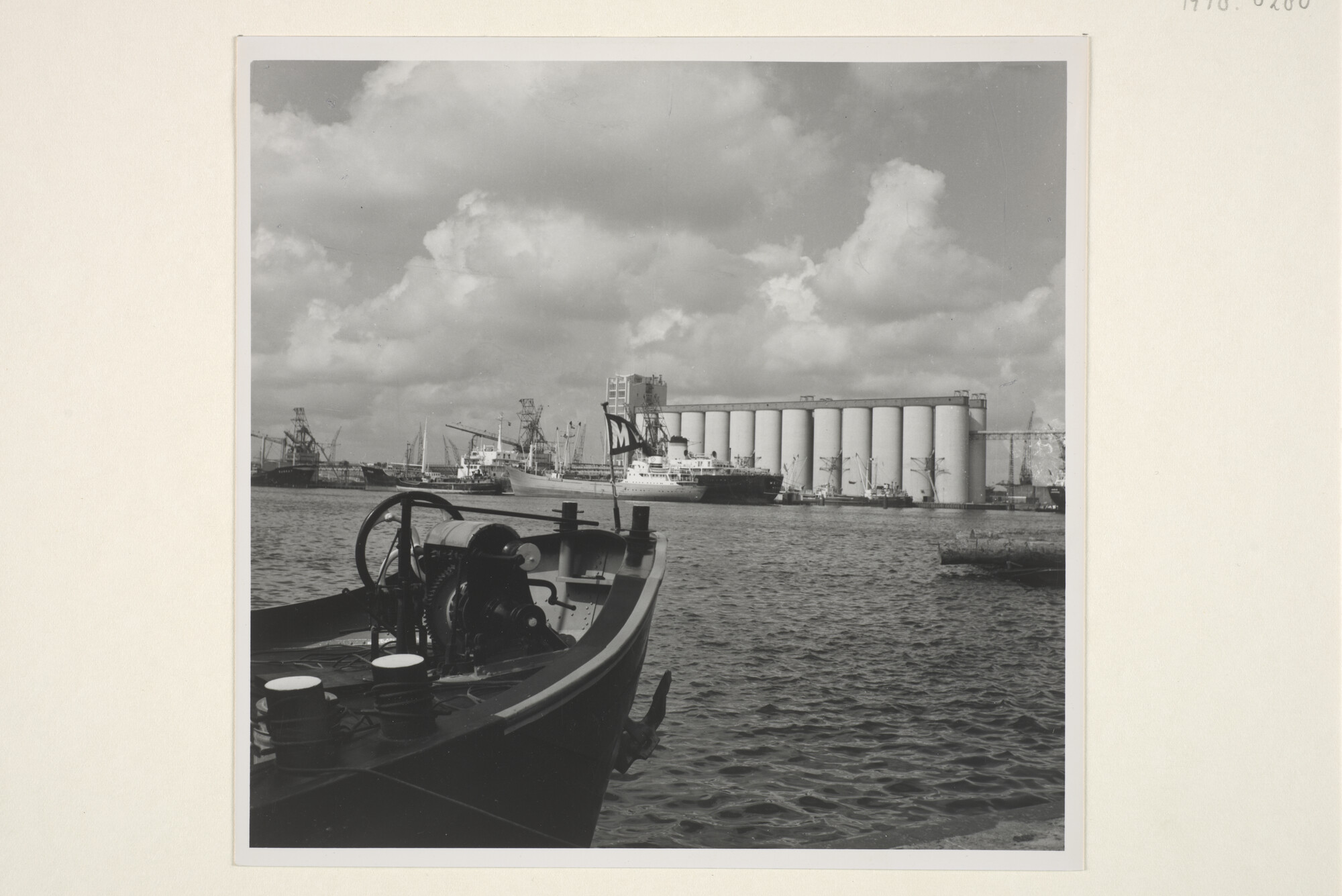 1998.0280; Foto's van de graanoverslag bij de IGMA in de Westhaven te Amsterdam, september 1964; fotoreportage