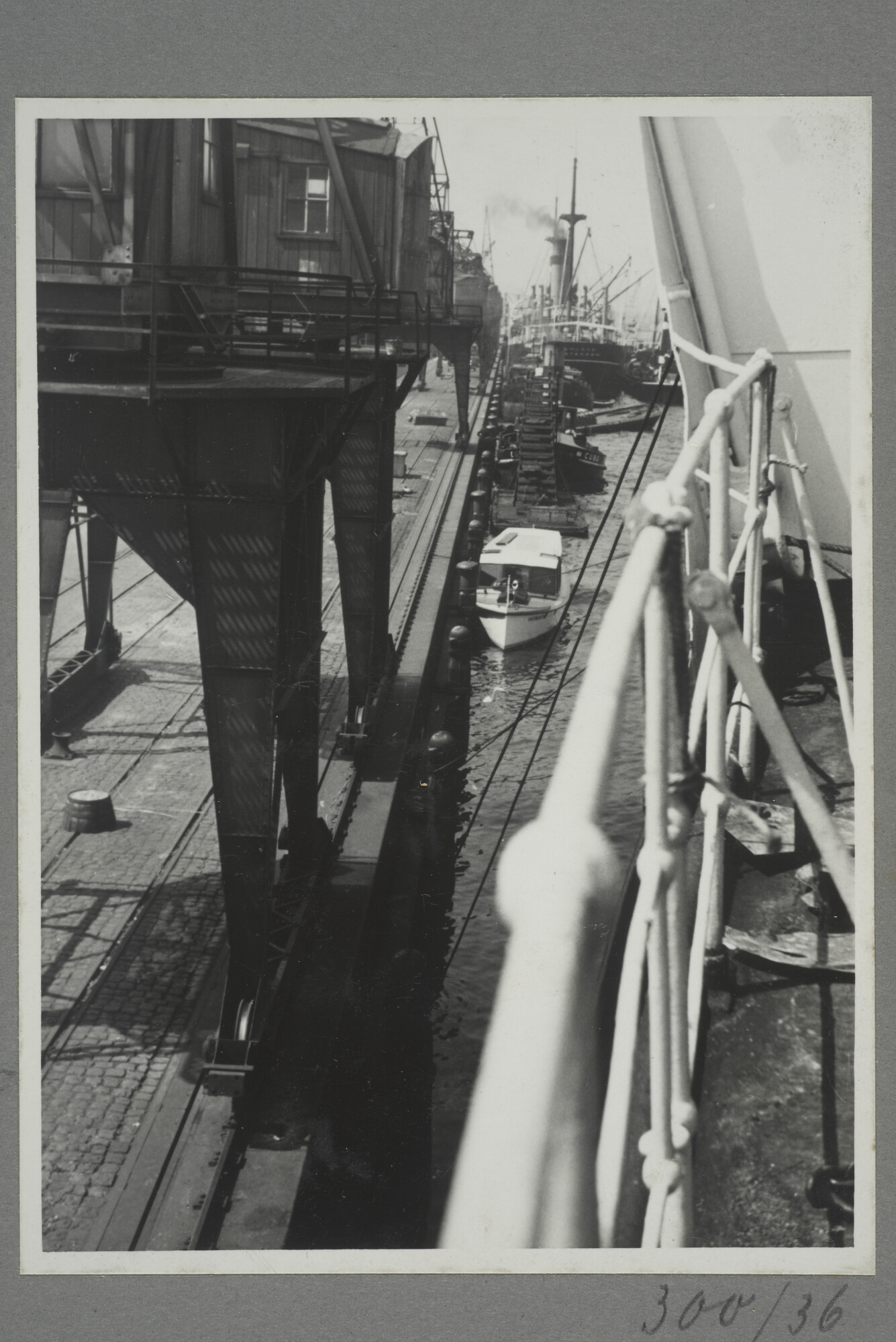 1998.2177; Omslag/ album met een grote hoeveelheid proeffoto's gemaakt door mw. A.M. Wolff-Koller in opdracht van de Gemeente Handelsinrichtingen in Amsterdam; omslag