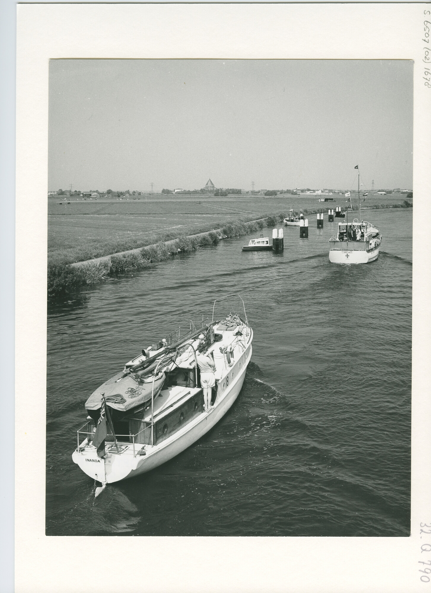 S.6507(02)1678.03; Zwart-wit foto van de deelnemers aan de Pavillon d'Or gefotografeerd vanaf de brug [...]; foto