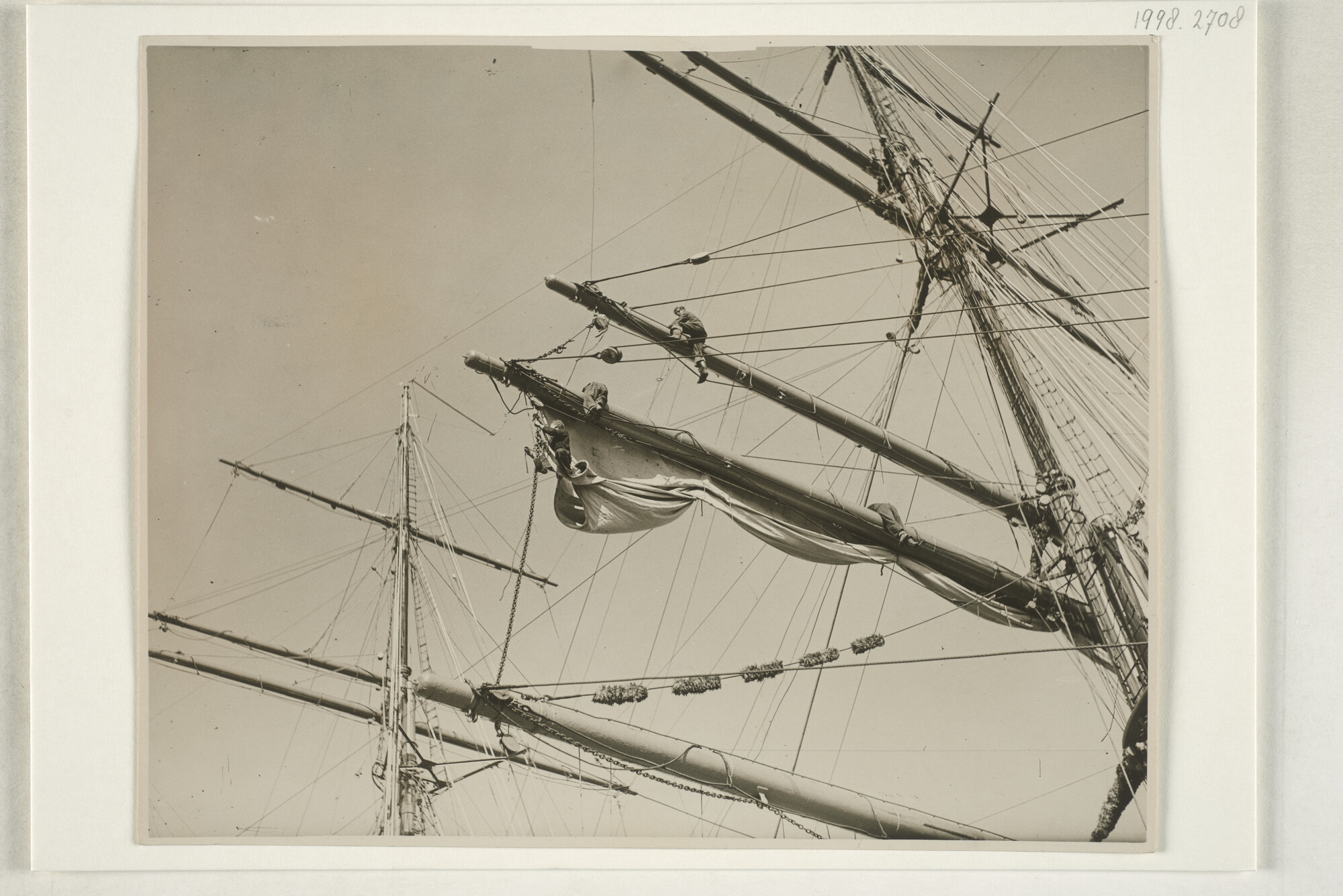 1998.2708; Matrozen bergen de zeilen op één van de ras van de 4-mast bark Herzogin [...]; foto