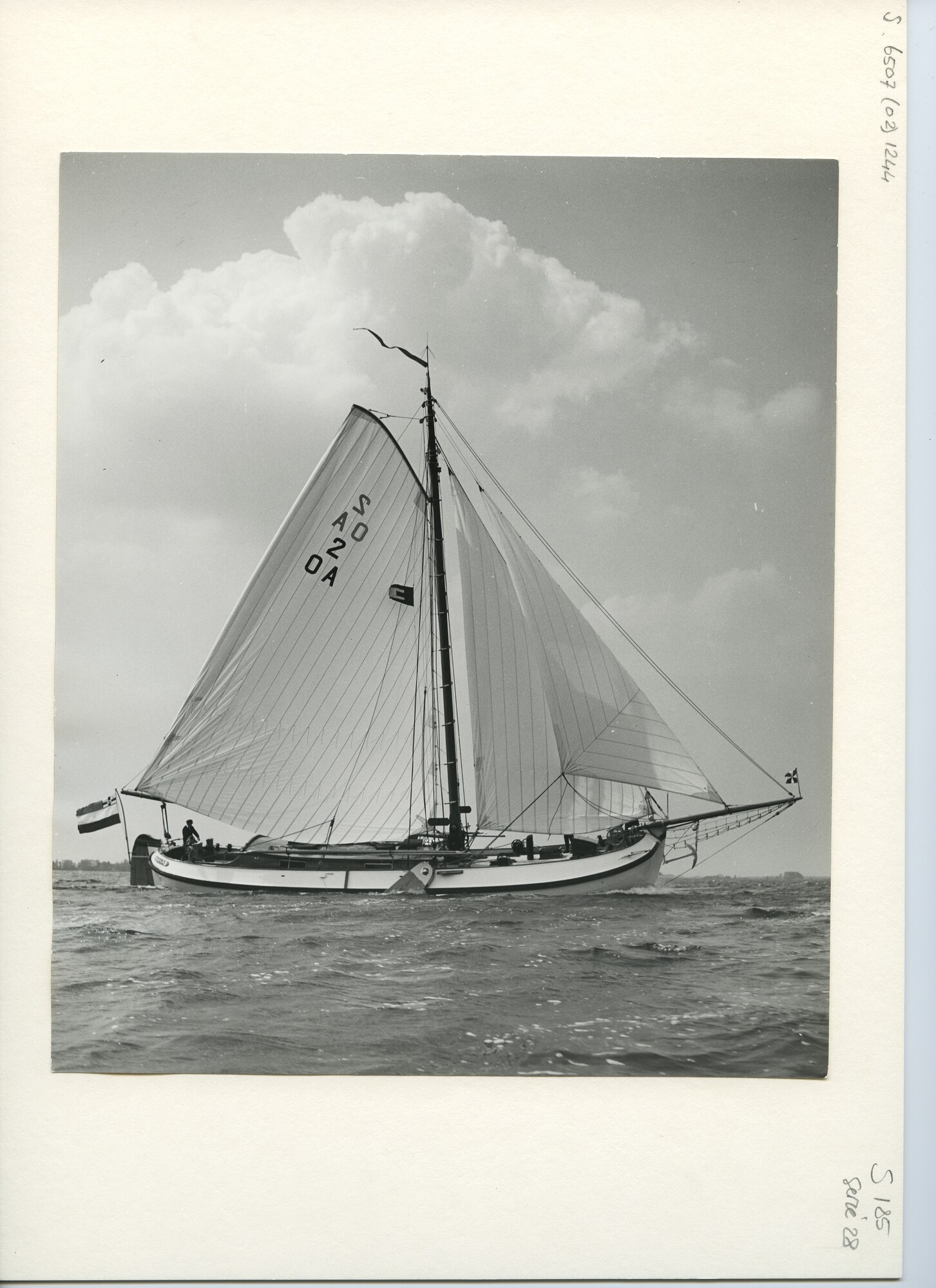 S.6507(02)1244.01; Zwart-wit foto van de Lemsteraak Markab (2 OA) van de heer Grimm onder vol tuig; foto