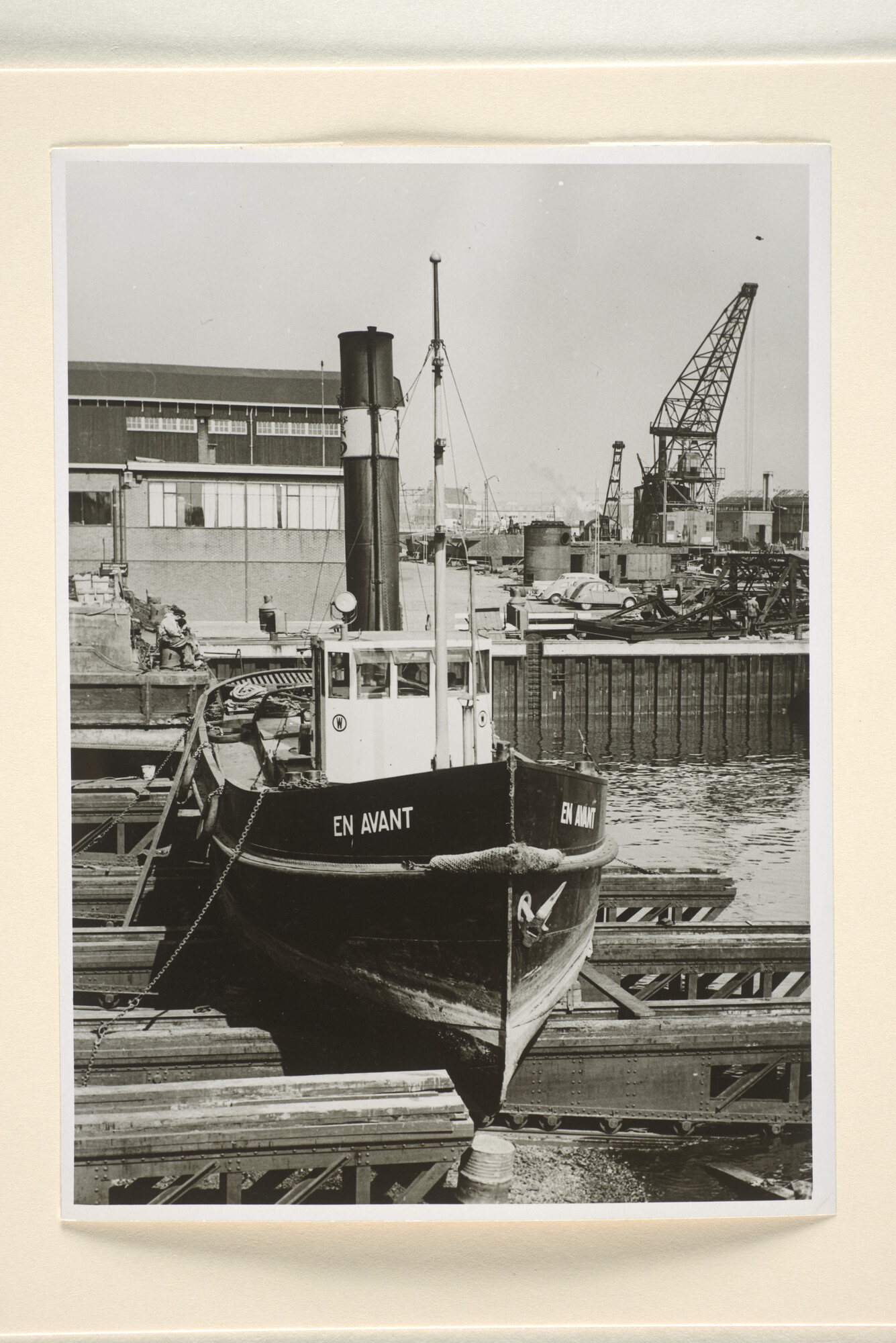 1996.1172; De stoomsleepboot 'En Avant' ligt voor onderhoud op een dwarshelling (vermoedelijk in Vlaardingen); foto