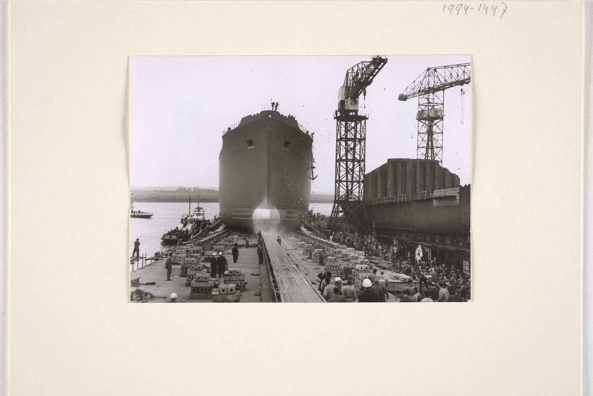 1994.1447; De tewaterlating van de bulkcarrier ms. "Hollands Burcht" bij Verolme te Alblasserdam voor de Hollandse Vrachtvaart Maatschappij; foto