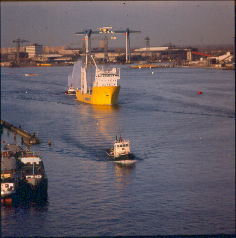 S.9100(8570); Dia zwaar-transportschip ms. Happy Runner van Mammoet Shipping op het IJ [...]; diapositief