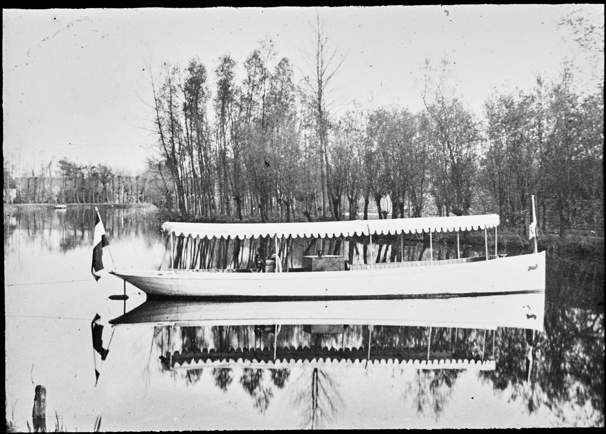 S.1156(06)031-1; De motorsloep 'Annie' liggend op 't Gein; lantaarnplaatje