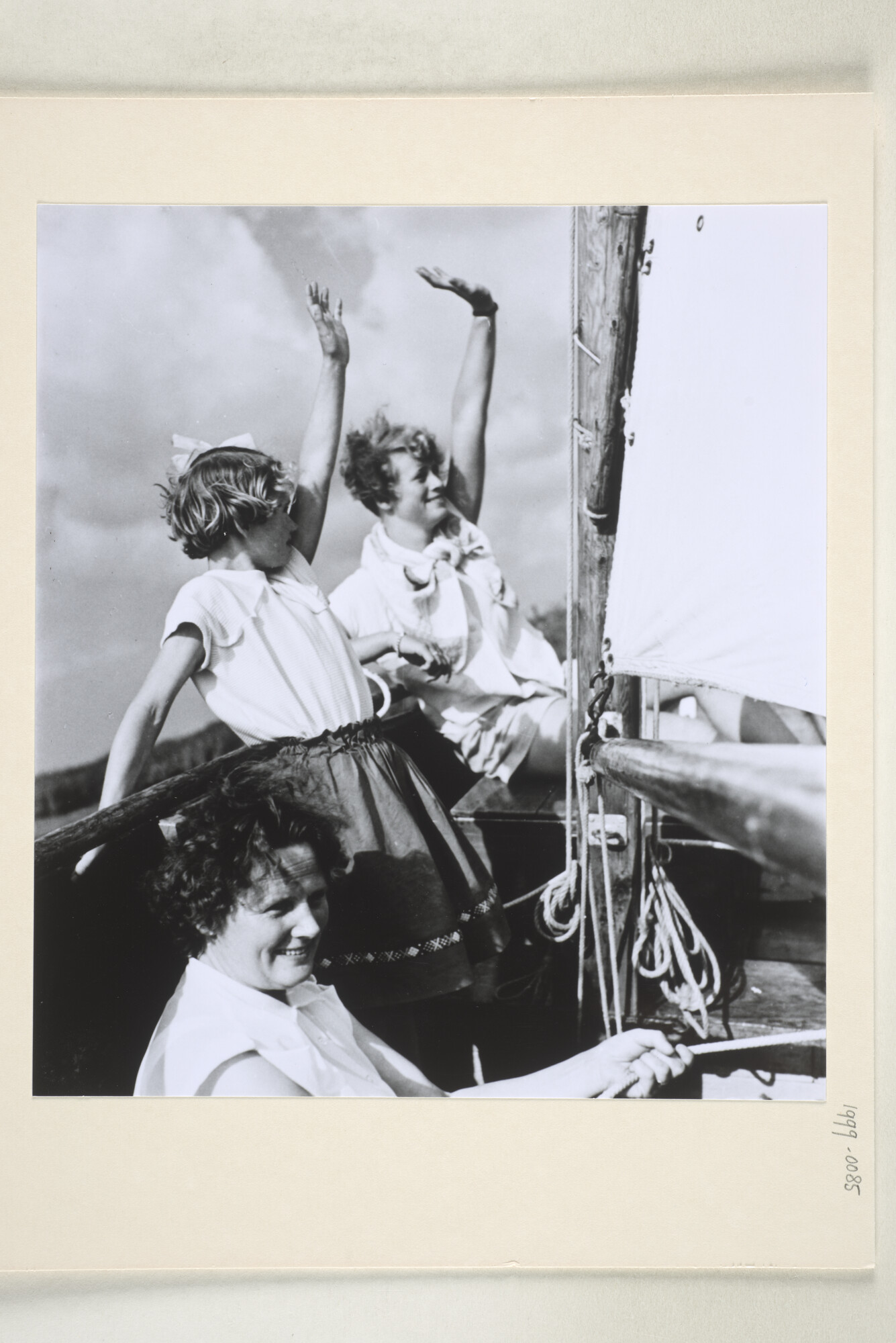1999.0085; Een dagje varen op het Sneekermeer met de Friese zeilschouw 'Markol', gebouwd in 1926 door Jan Douma te Oppenhuizen voor Frank en Lammert Atsma; fotoreportage