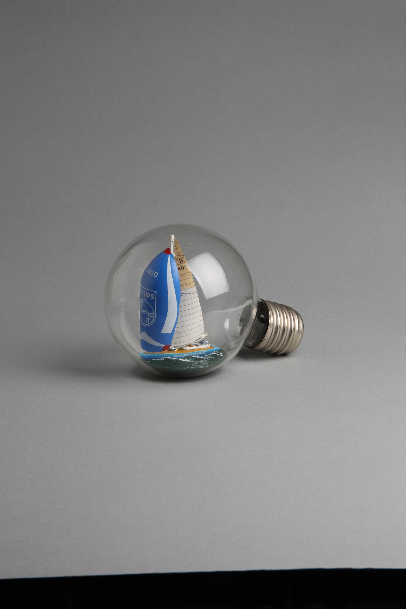 S.7126; Model van het wedstrijdzeiljacht Philips Innovator in een gloeilamp; scheepsmodel