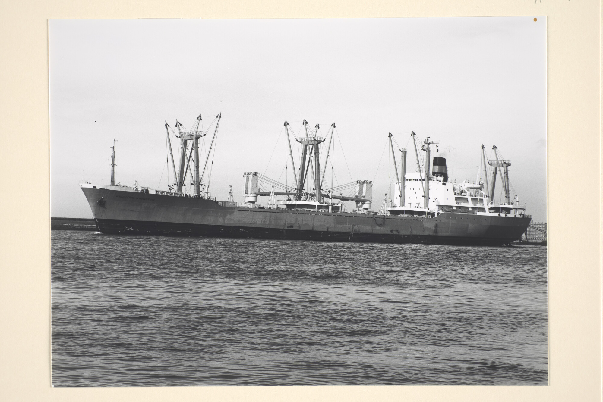 1996.1273; Het containerschip ms. Nedlloyd Kingston van Nedlloyd Lijnen varende op de [...]; foto