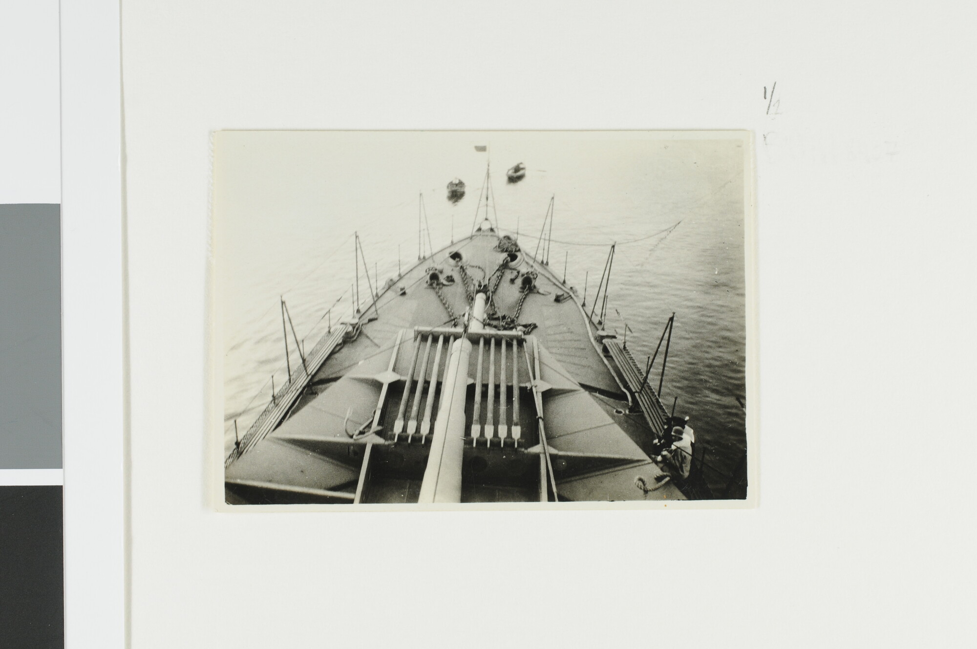 A.2867(03)008; Het voorschip en de bakboordzijde gezien vanaf de brug van een torpedobootjager; fotoreportage