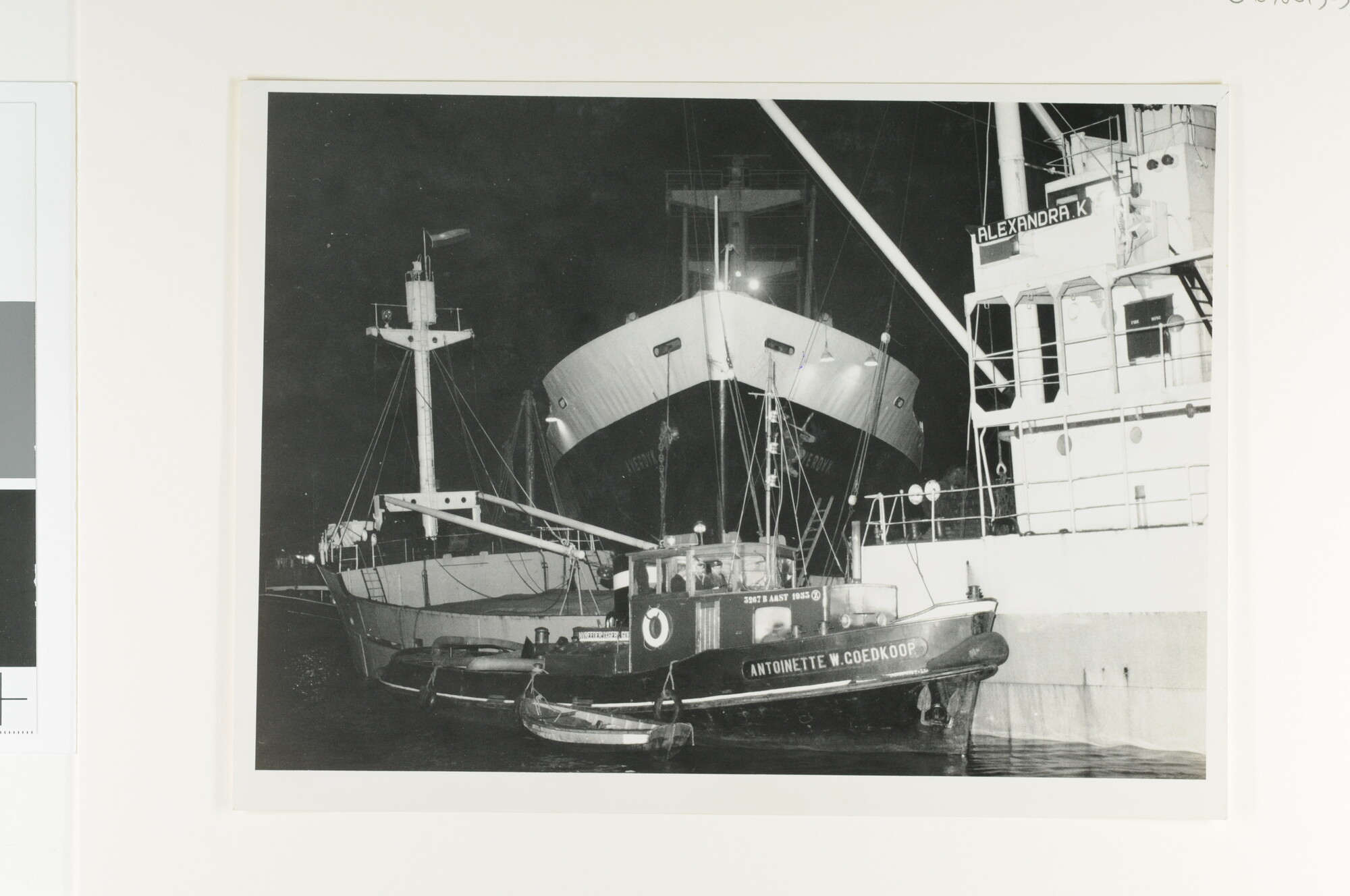 S.6408(0939); Nachtelijke opname van de aanvaring van het victoryschip ss. Averdijk (ex- [...]; foto
