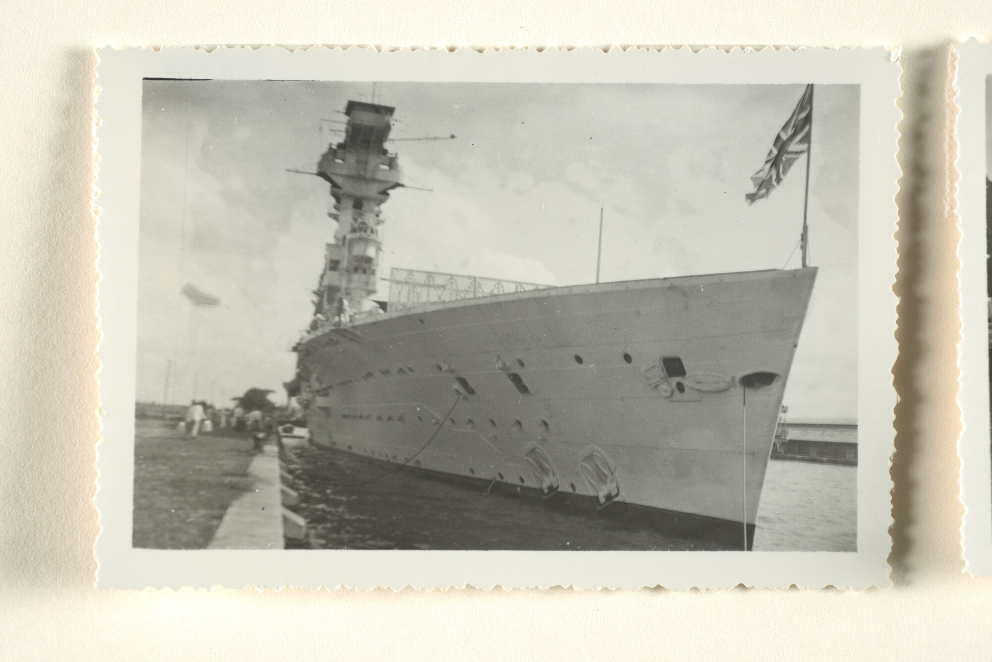 1995.1663; Foto's van een bezoek van het Britse vliegdekschip HMS 'Hermes' aan een haven in de tropen; fotoreportage