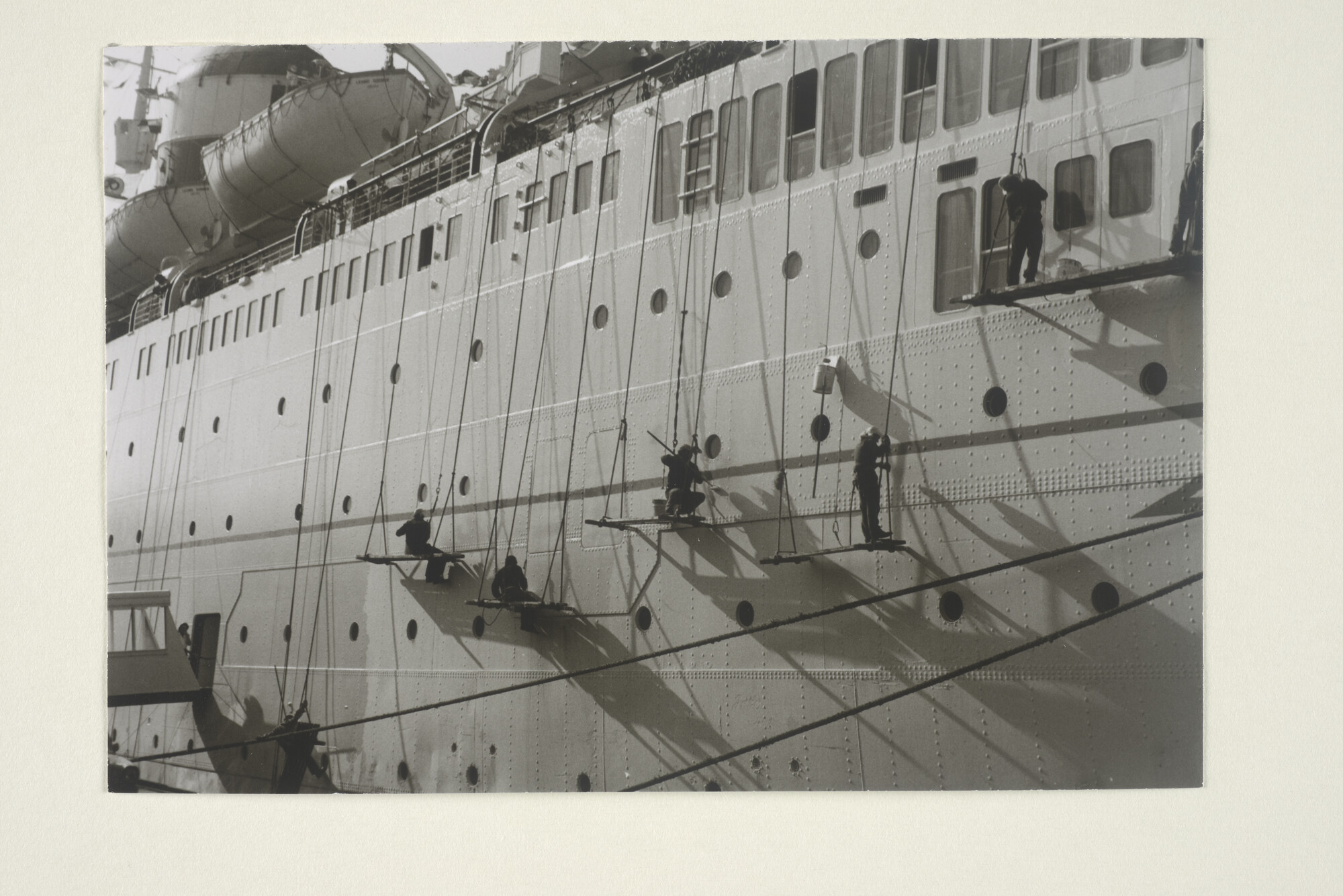 2000.2720; Schilderwerk aan het Sovjet passagiersschip Leonid Sobinov (SU) in de haven van Amsterdam [...]; foto