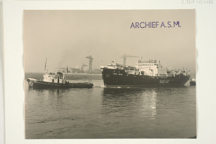 S.5219(12)0264; Foto's van proeftocht van het Noord-Ierse (Laker) vrachtschip ms. 'Fair Head', gebouwd op de dwarshelling van de ASM; fotoreportage