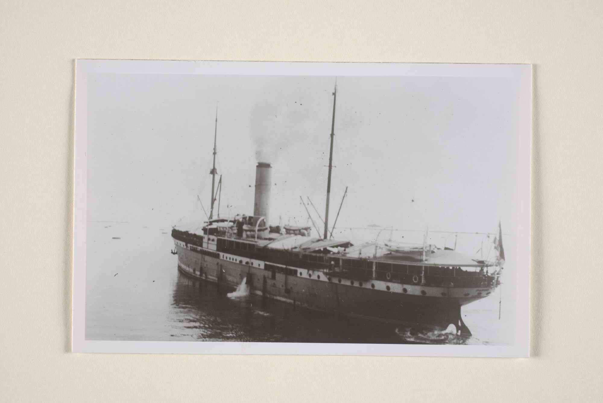 1994.1594; Het ss. 'Pahud' van de KPM ligt onder stoom; foto