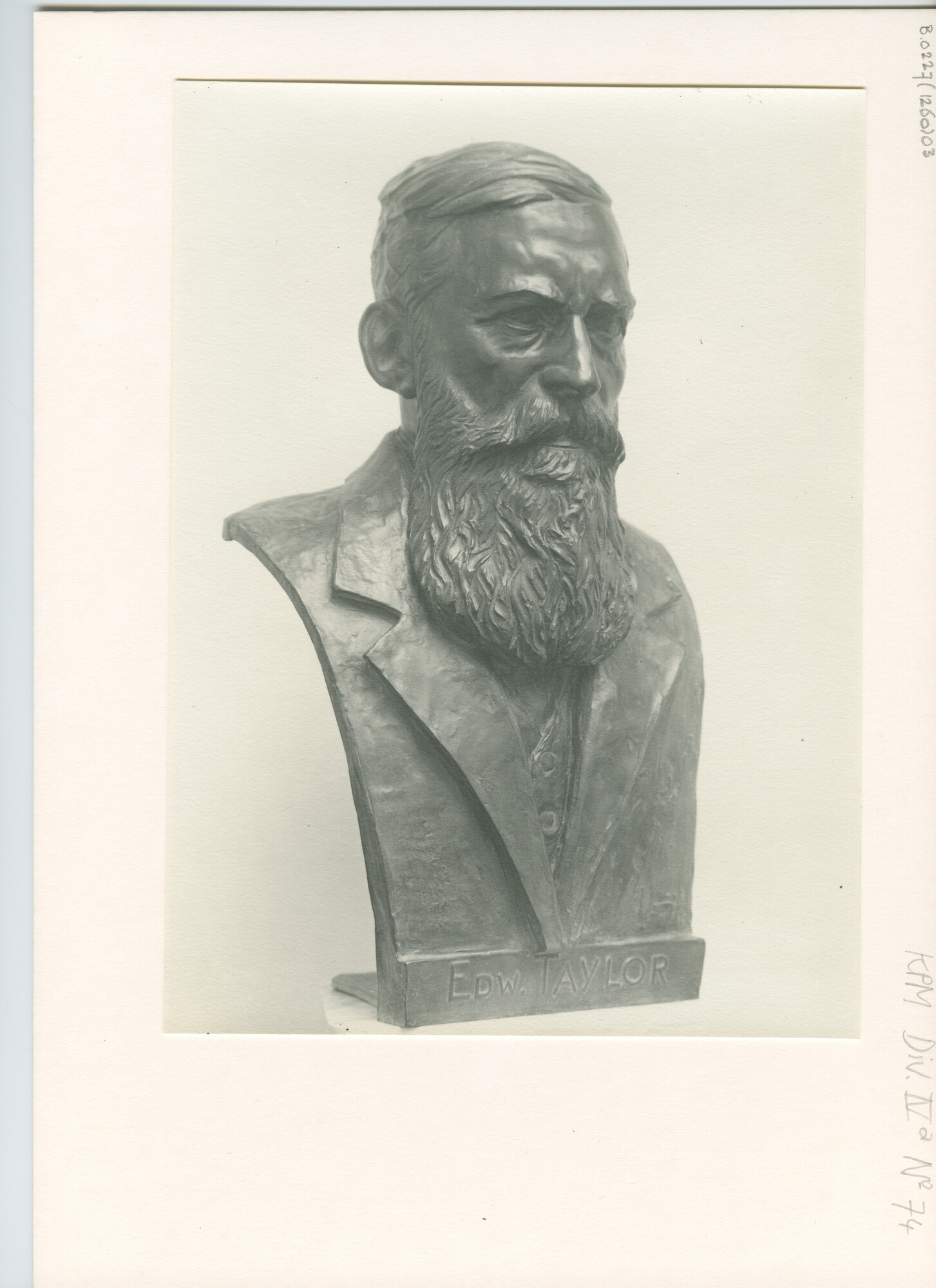 B.0227(1260)03; Foto van het borstbeeld van E.G. Taylor; foto