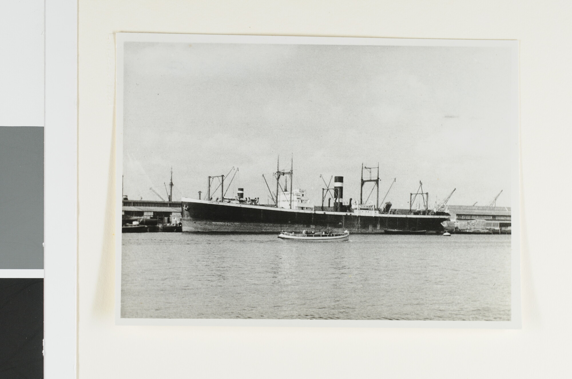 S.4380(04)557; Het vrachtschip ss. Hercules van de KNSM ligt afgemeerd aan de kade in de haven van Amsterdam; foto