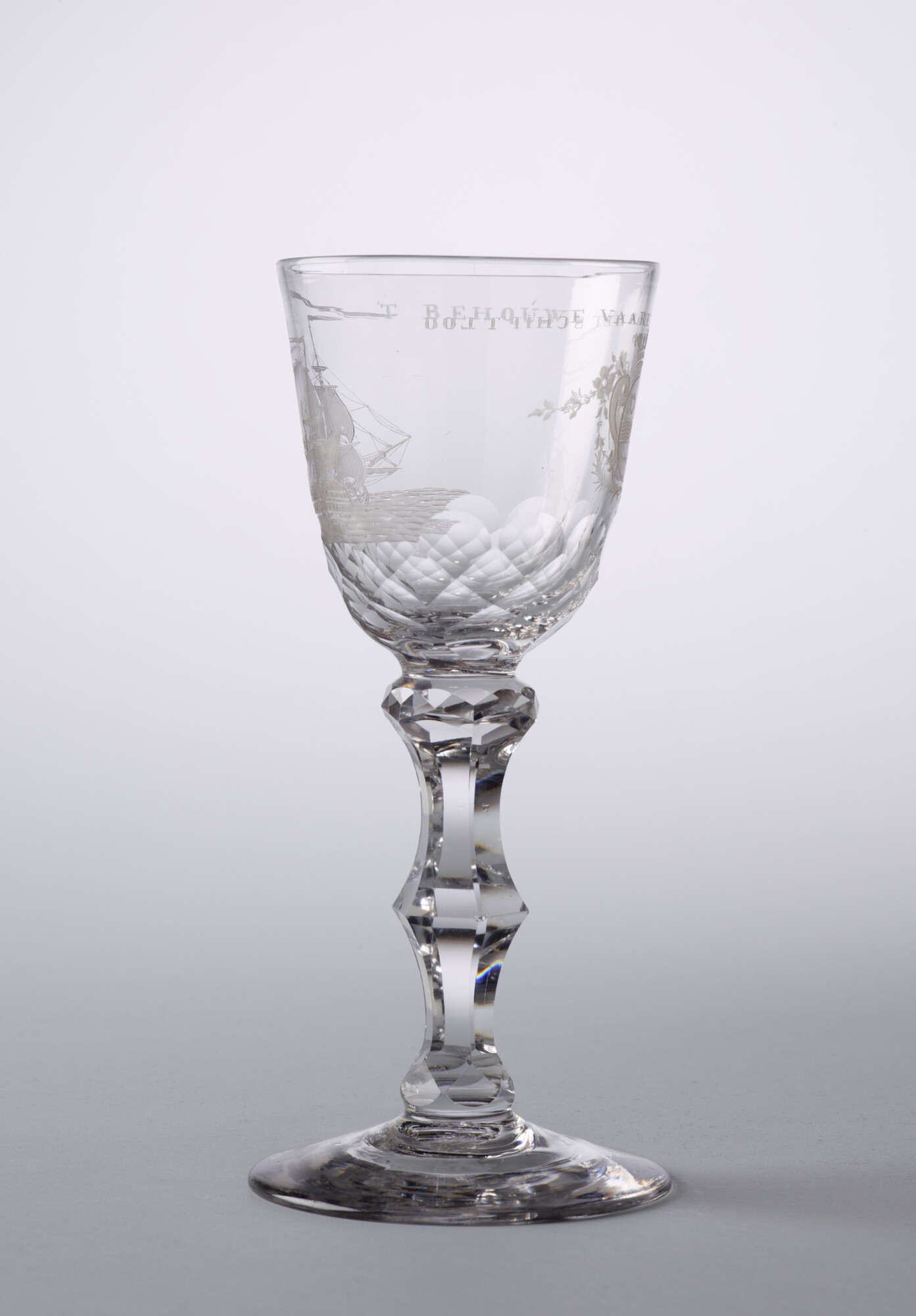 A.4043; Dekselbokaal met een radgravure van de Oost-Indiëvaarder "t Loo"; drinkglas