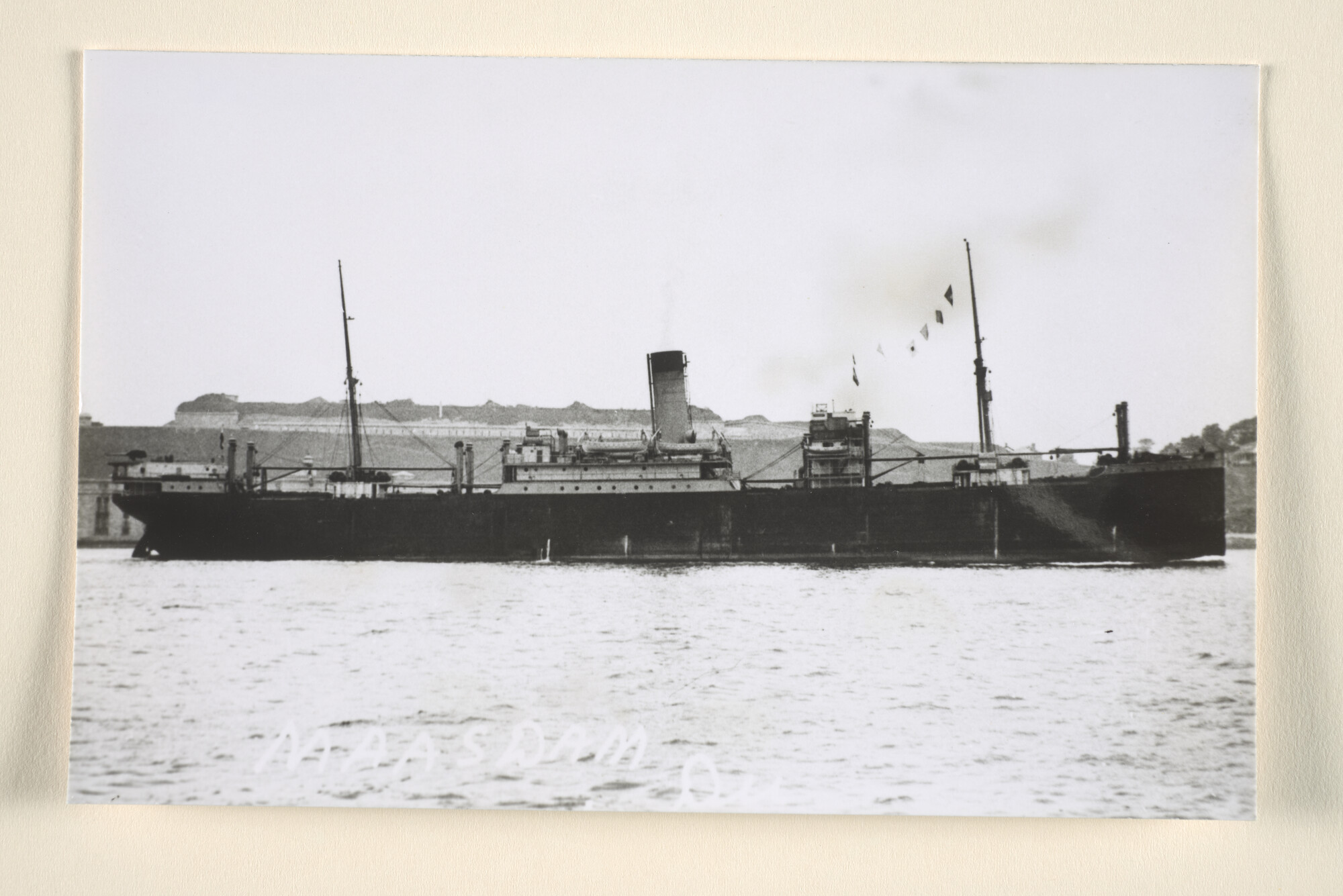 1995.5826; Het vracht- en passagiersschip ss. 'Maasdam' van de Holland-Amerika Lijn gezien in het begin van de Tweede Wereldoorlog; foto