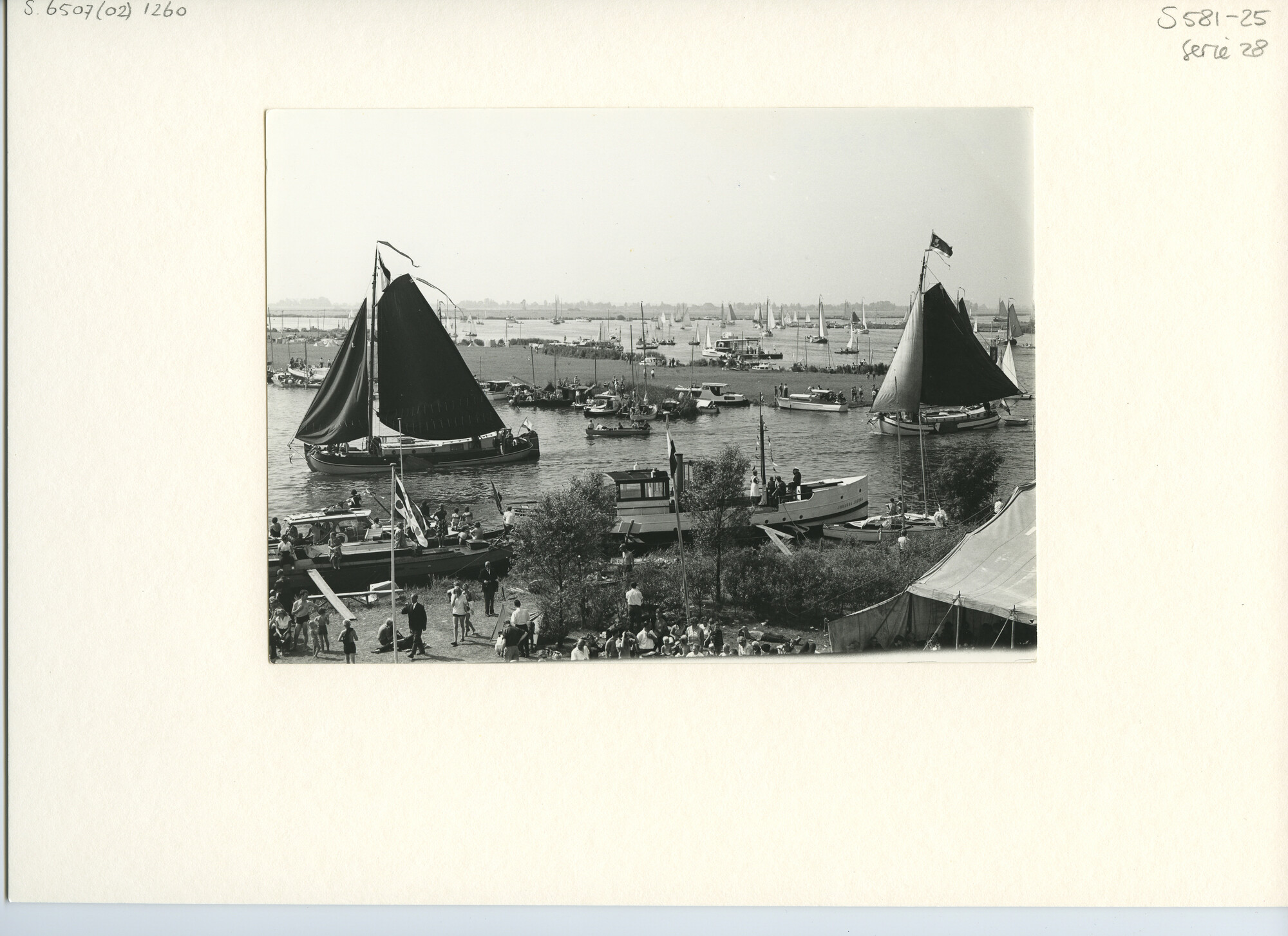 S.6507(02)1260.03; Zwart-wit foto van de reunie van ronde en platbodemjachten tijdens de Sneekweek; foto