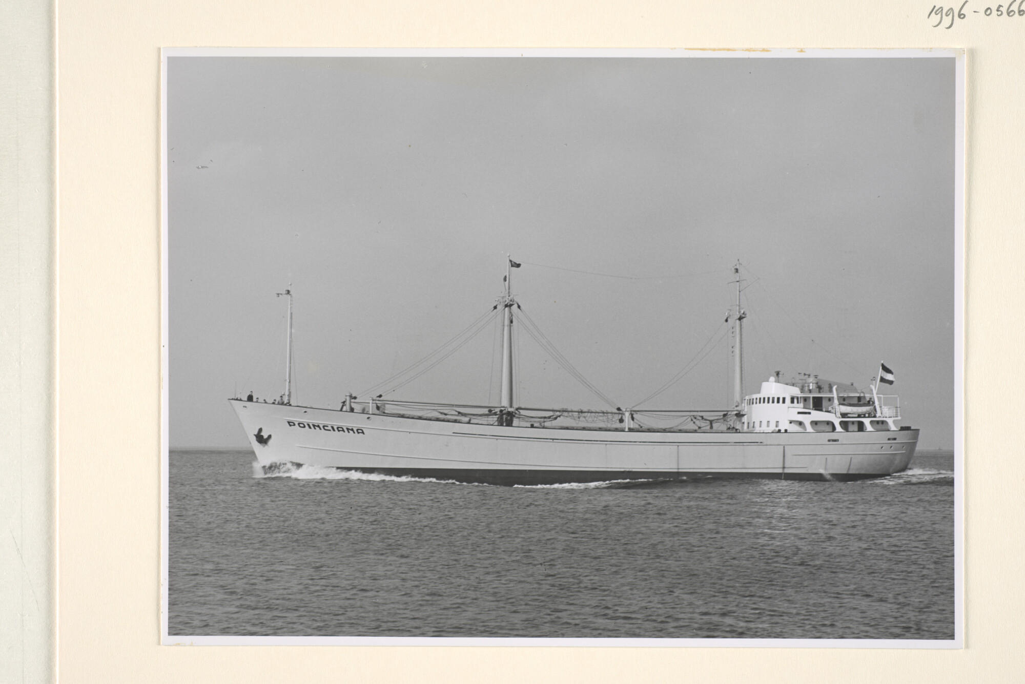 1996.0566; De coaster ms. 'Poinciana' van de Stoomboot Maatschappij Hillegersberg gezien tijdens de proefvaart [...]; foto