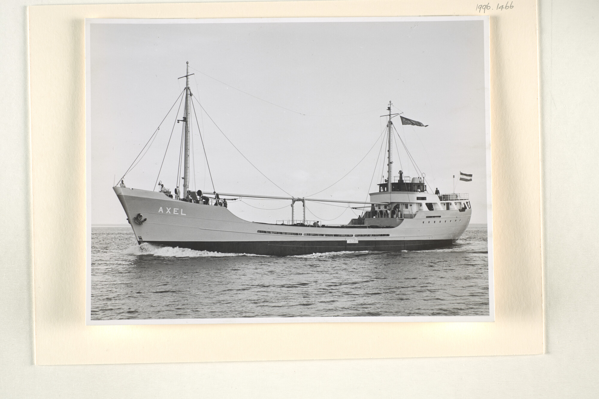 1996.1466; De coaster ms. Axel van rederij A.P. Nielsen op zee; foto