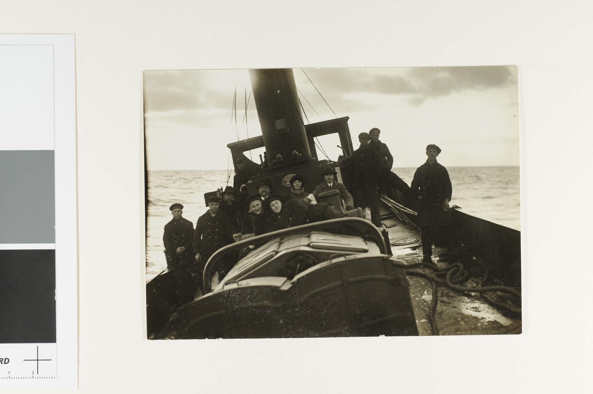 A.5675(44); Met de sleepboot 'Kijkduin' in zee om een aangespoelde Britse mijn, die op het strand van Scheveningen is aangespoeld, onschadelijk te maken; foto