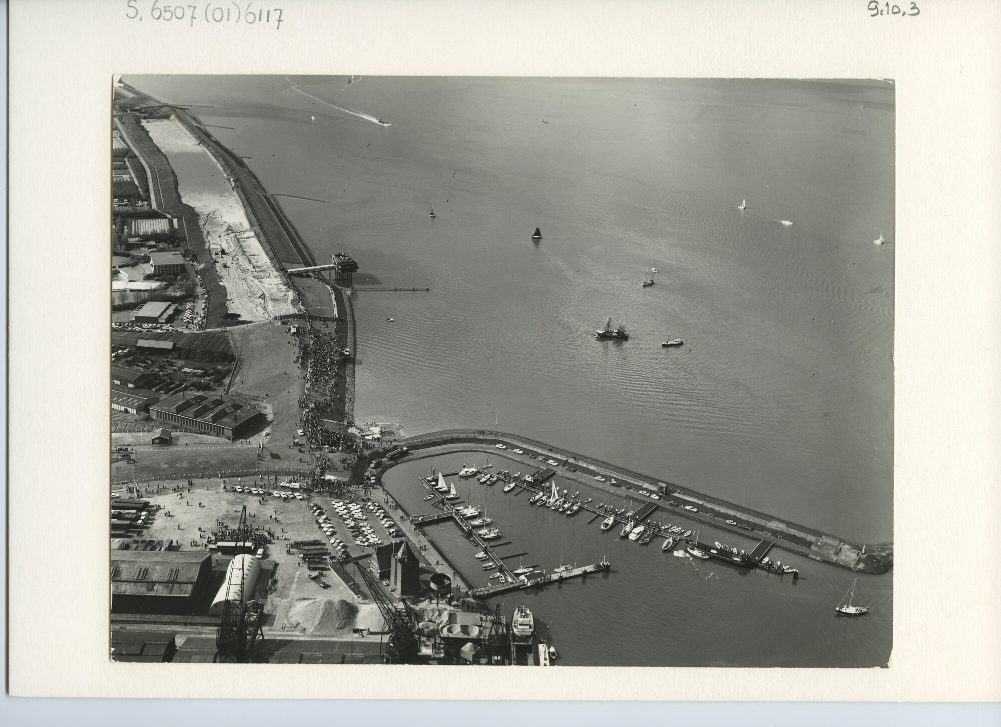 S.6507(01)6117; Luchtfoto van haven Delfzijl; foto