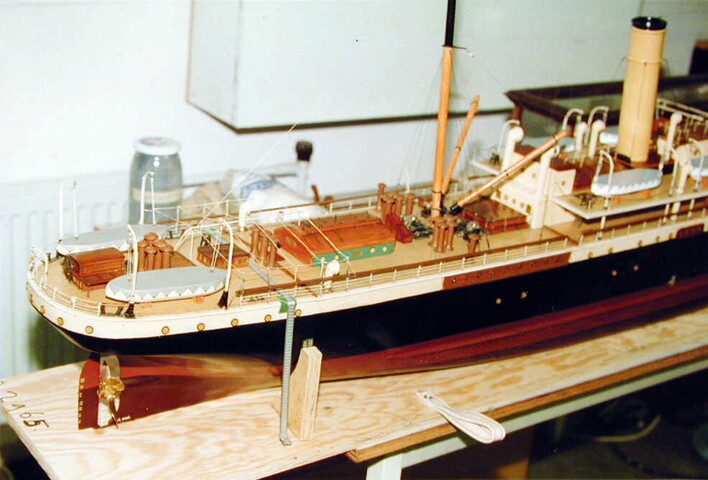 A.2965; Model van het vracht- en passagiersschip ss. Van Riemsdijk; scheepsmodel