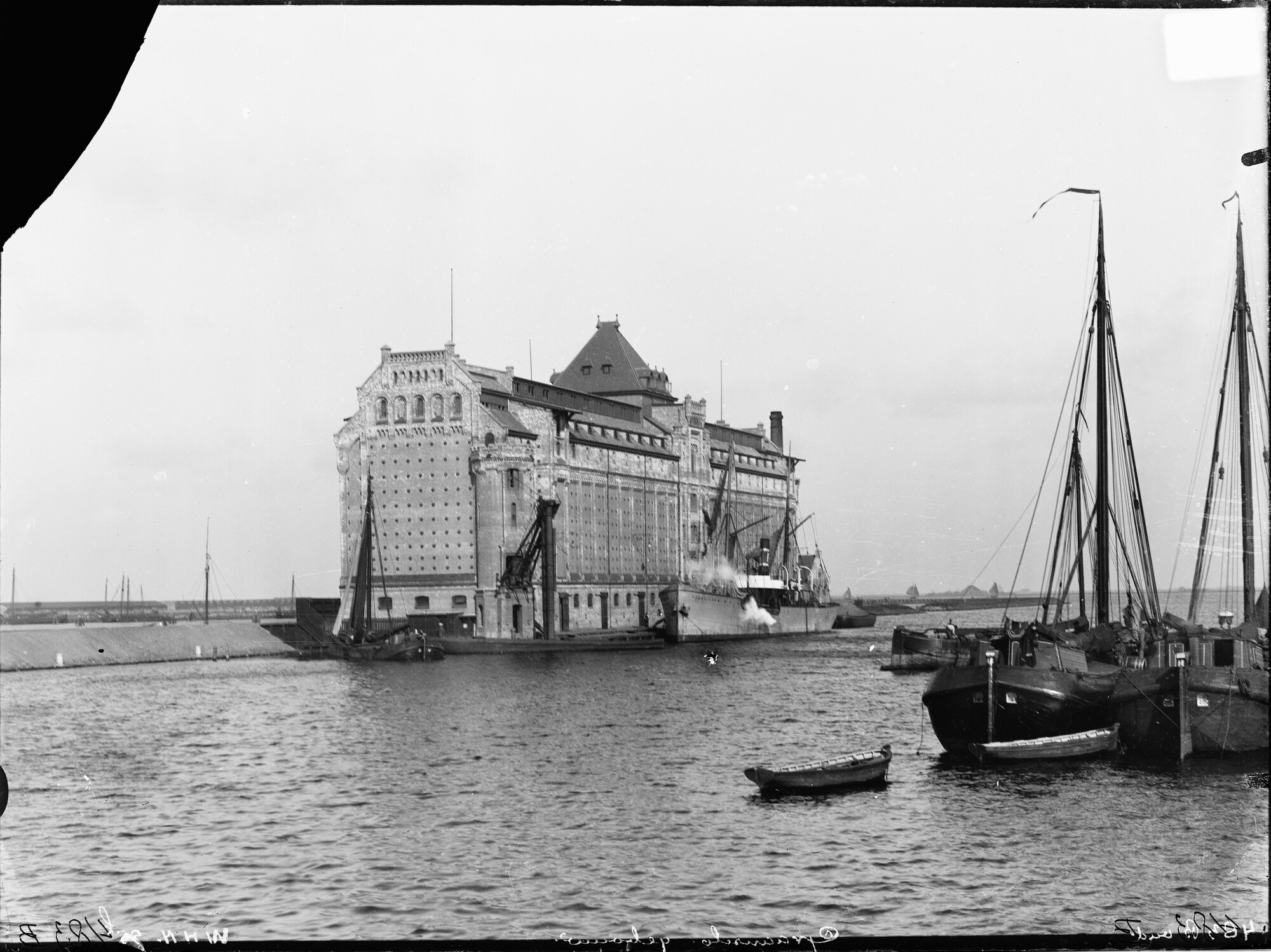 S.1156(06)121a1; Negatief van de Graansilo aan de Westerdoksdijk te Amsterdam met het 'Tijdskland' op de voorgrond; negatief