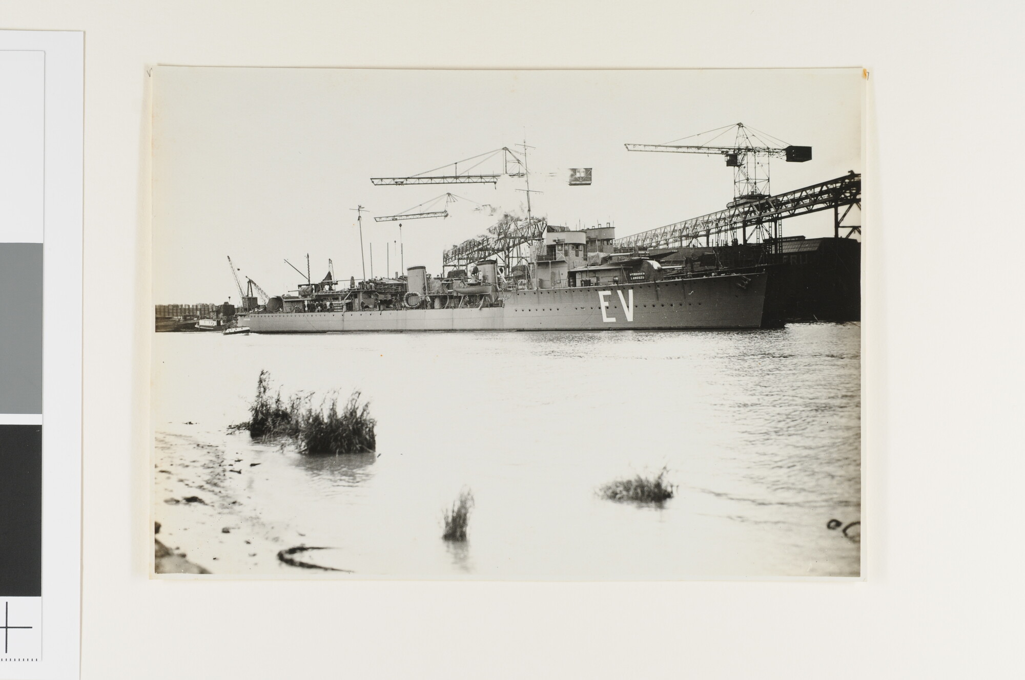 A.2867(01)058; Drie nieuwe torpedobootjagers bij Burgerhout's Machinefabriek en Scheepswerf te Rotterdam: Hr.Ms. 'Evertsen'; fotoreportage