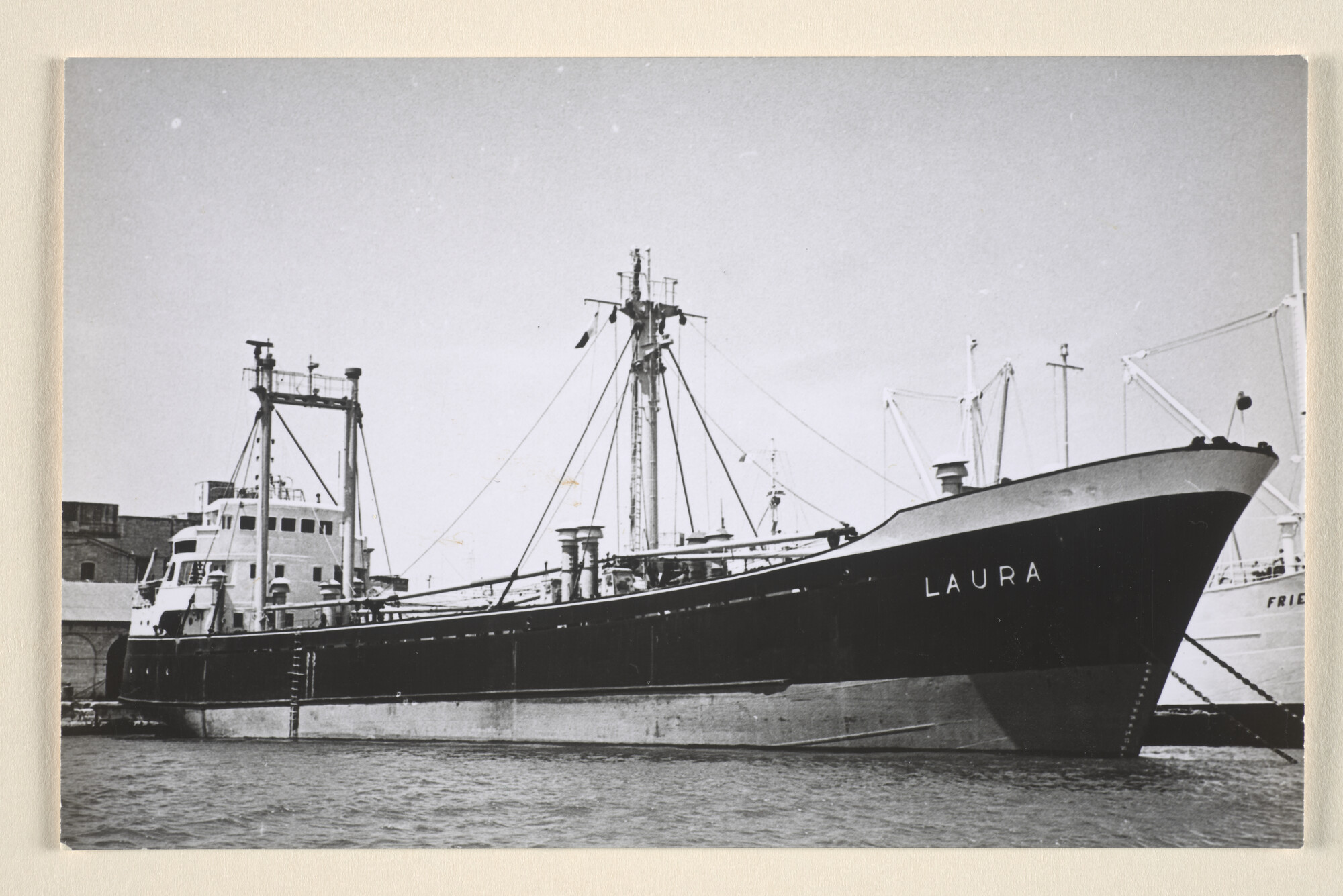 1995.5889; De coaster ms. 'Laura' van Vroon BV; foto
