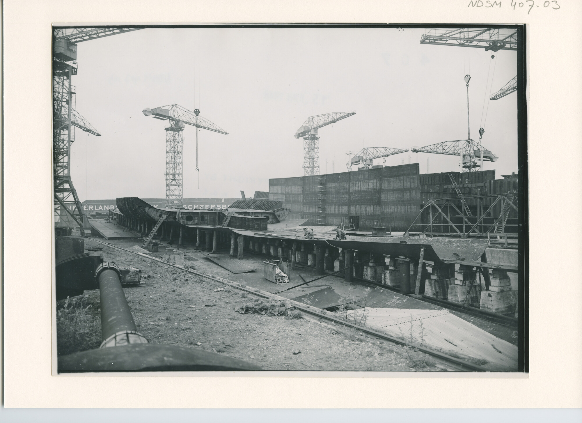 S.5444(1747); Foto van het vrachtschip ms. Heemskerk in aanbouw bij de NDSM; foto