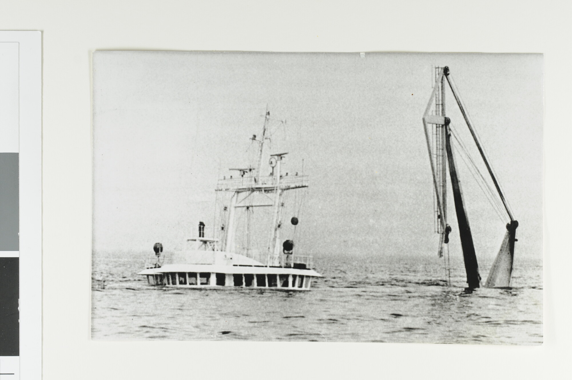 S.6408(1025); Slechts een klein gedeelte van de Nederlandse sleephopperzuiger HAM 308 komt boven water uit [...]; foto