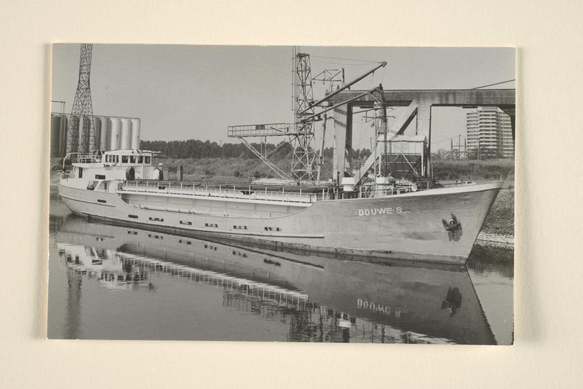 1996.2055; De coaster ms. Douwe S. (ex- Geestsluis van Waling & van Geest) van H. Steenstra te Delfzijl; foto