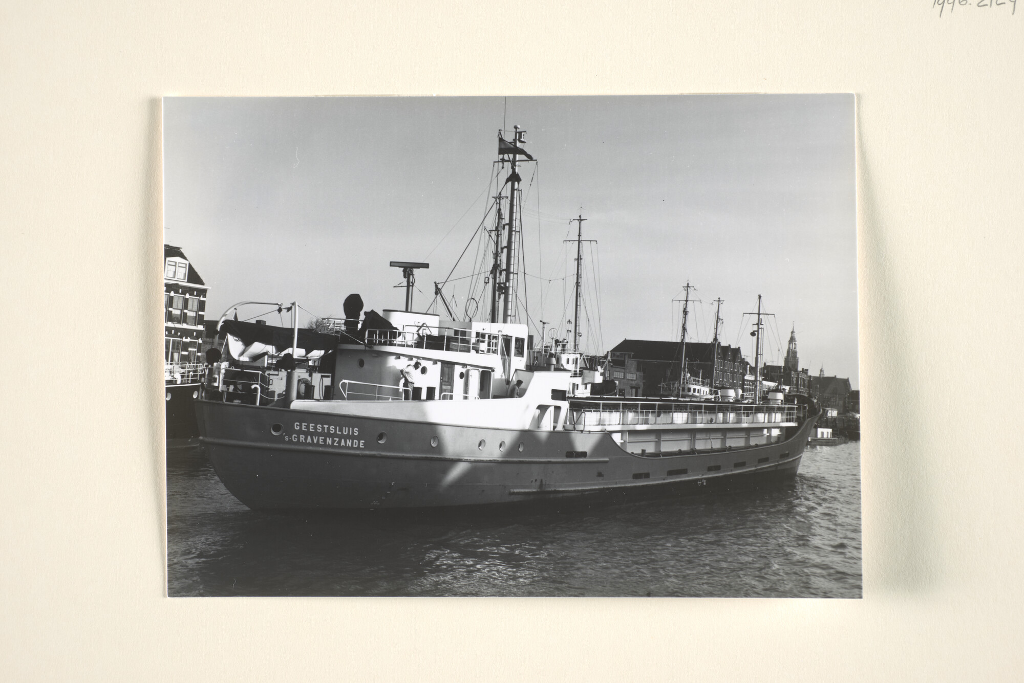 1996.2129; De coaster ms. 'Geestsluis' van Waling van Geest & Zn te 's Gravenzande ligt afgemeerd aan de kade te Maassluis; foto