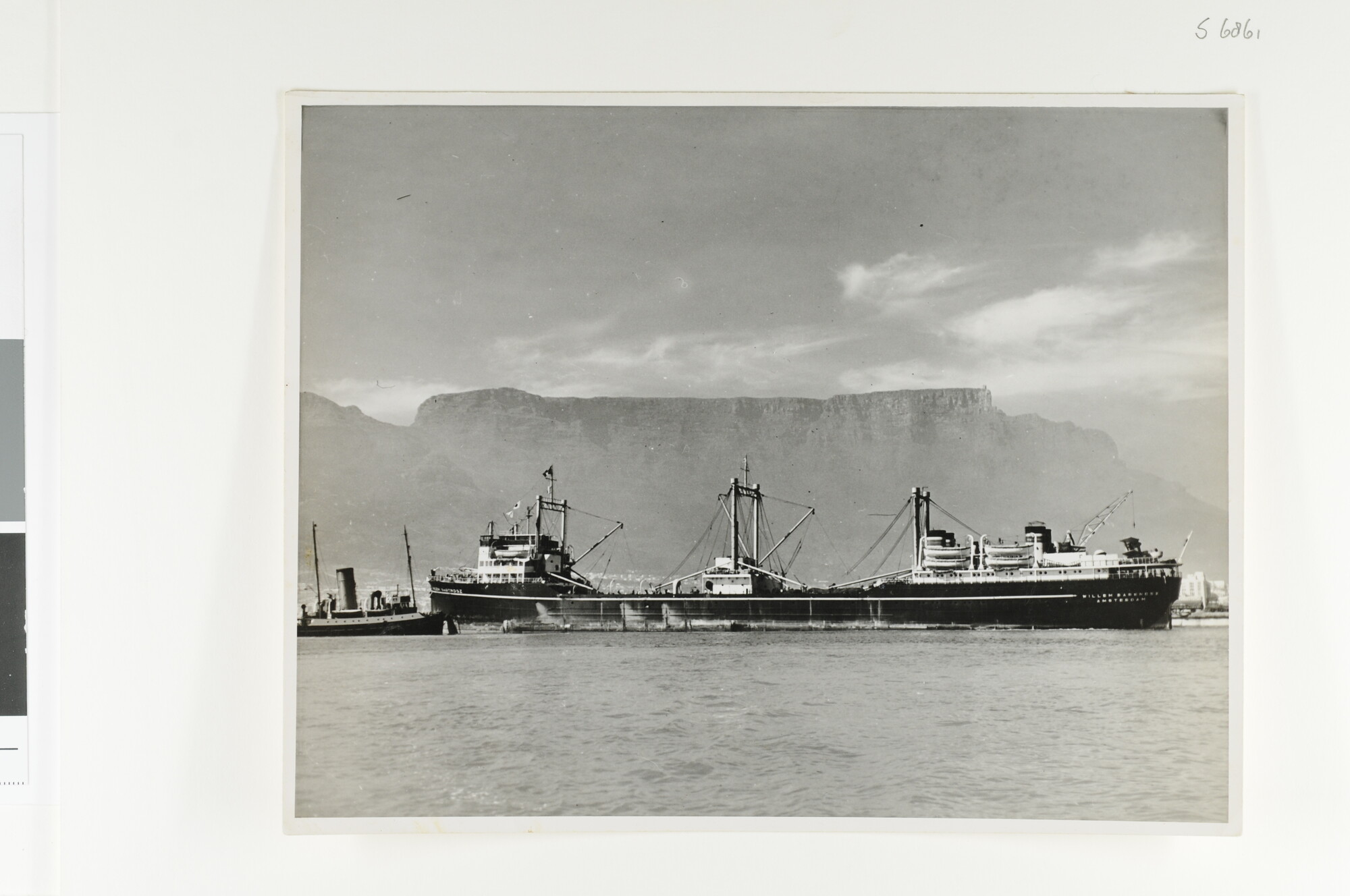 S.6861(02) [nr 0002]; Het walvismoederschip ms. Willem Barendsz (I) ligt afgemeerd in de haven van Kaapstad; foto