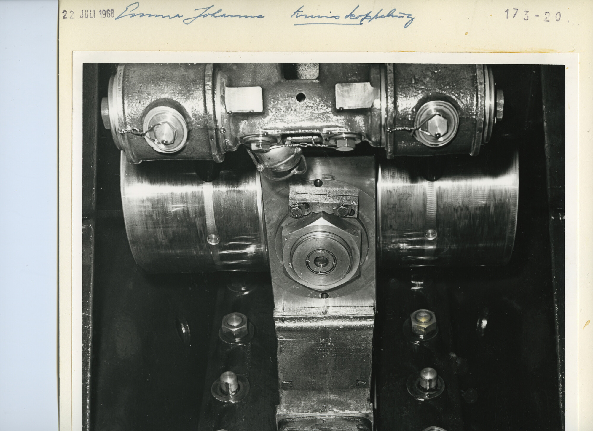 S.5444(4930)1; Foto van de beschadigde kruiskoplager en krukaslager van de hoofdmotor van de Emma Johanna; foto
