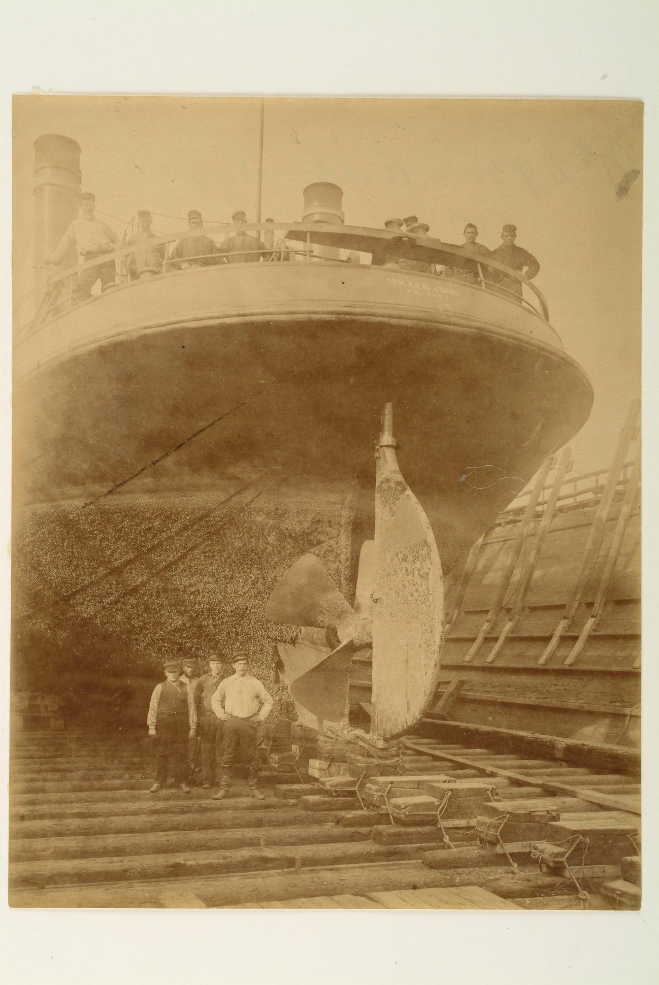 S.1156(06)180; De achtersteven van de baggermolen 'IJmuiden' van de firma Volker & Bos in reparatie op de werf; foto