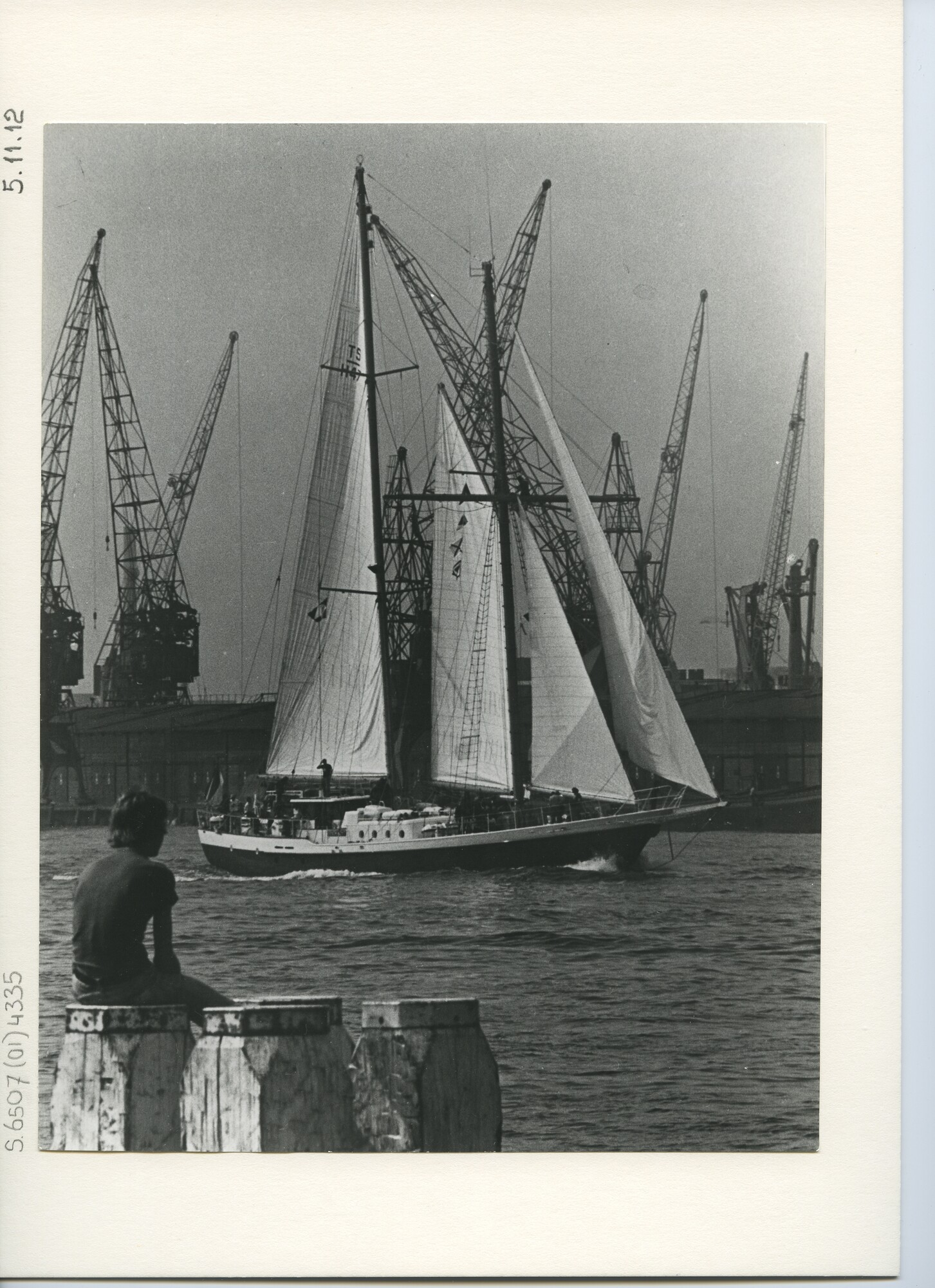 S.6507(01)4335; De tweemast gaffelschoener Eendracht (TS-H47) zeilend aan de wind in een haven; foto