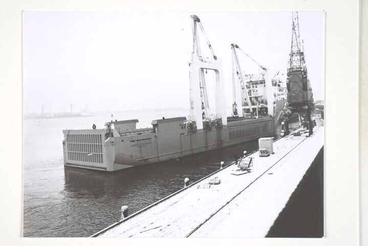 S.5219(12)0672; Het zwaar-transportschip ms Happy Runner meert af in een haven; foto